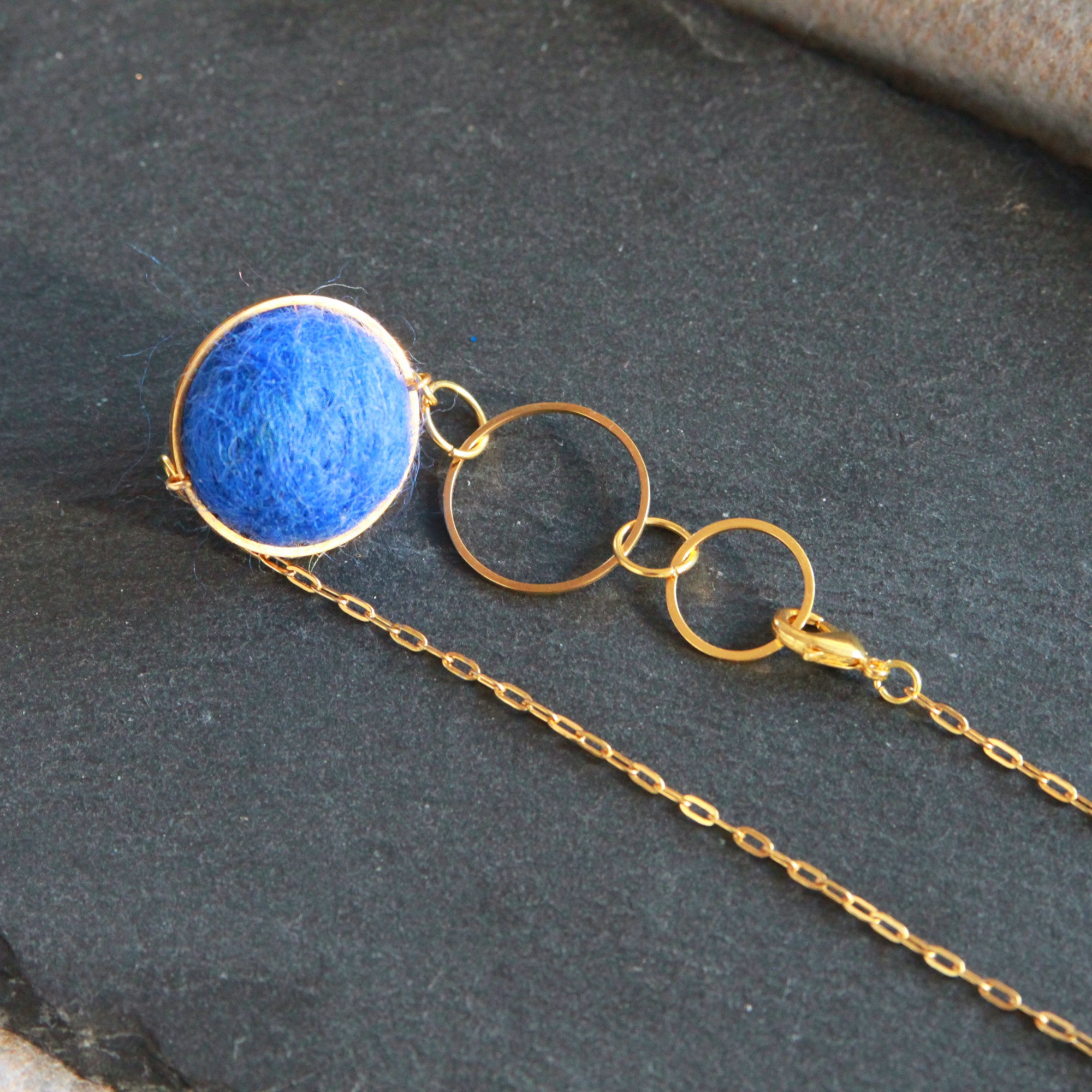 Halskette goldfarben mit blauer Filzhalbkugel