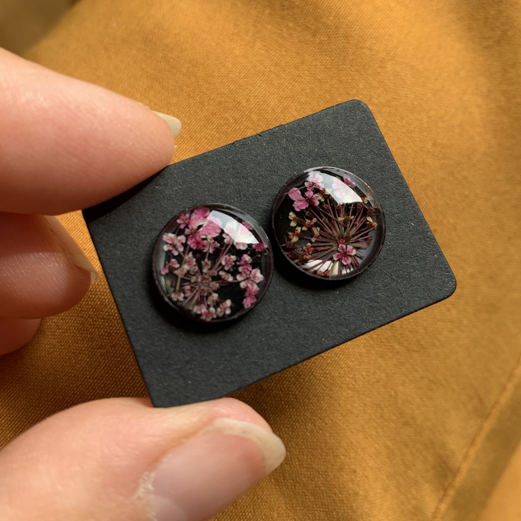 Ohrstecker, rund, Mini-Blüten in Harz