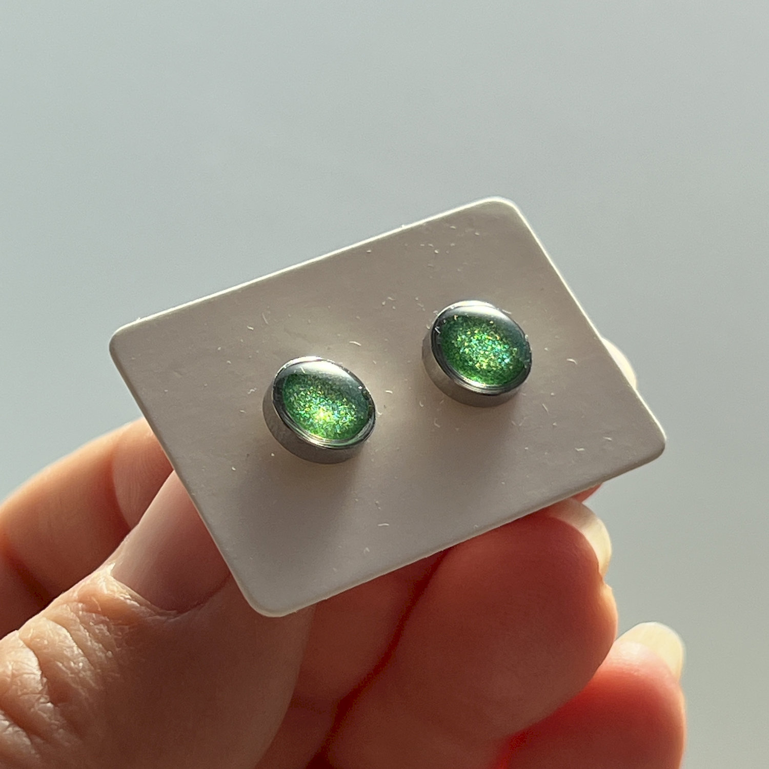 Ohrstecker, rund, grün, Edelstahl, klein, mit Rand