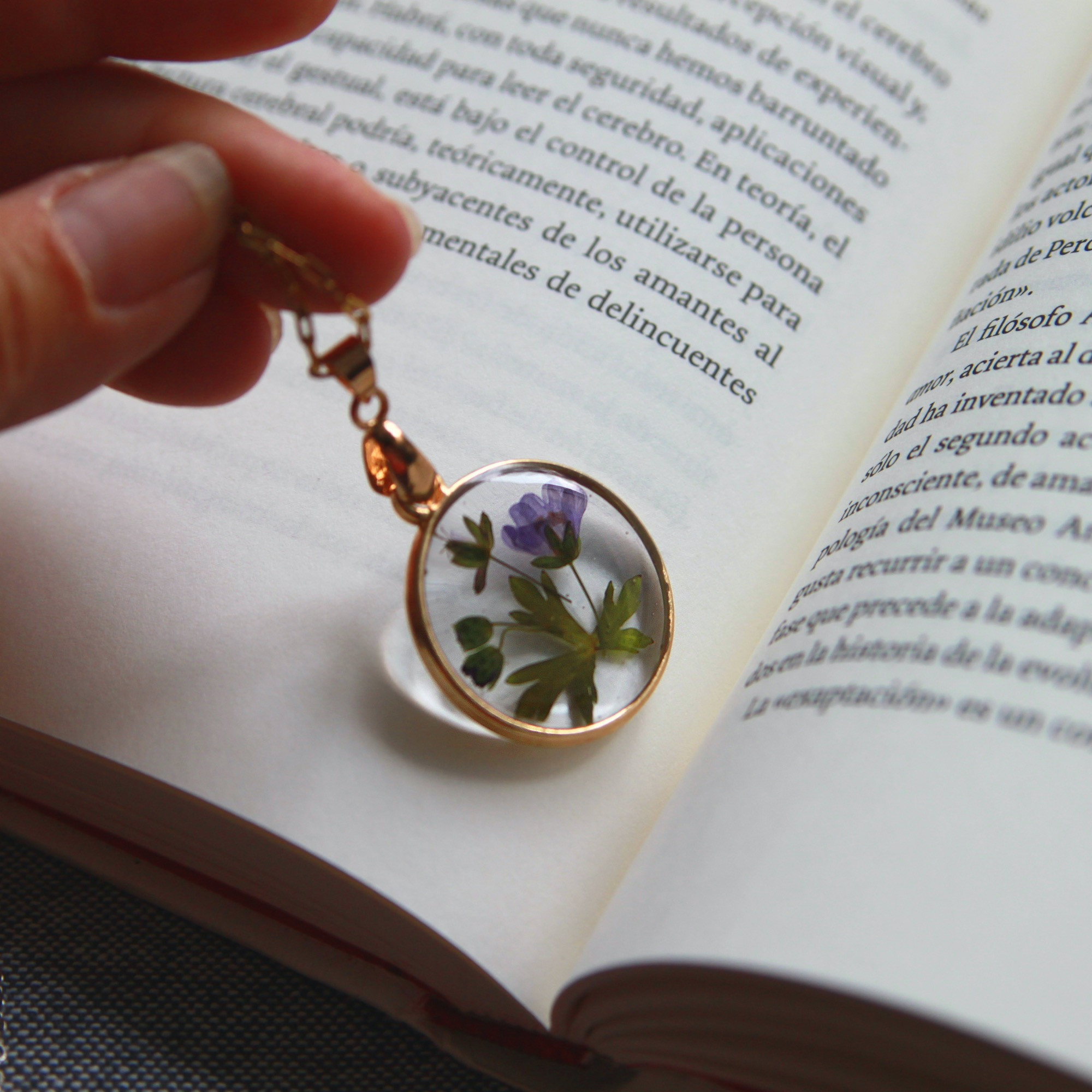 Anhänger rund golden mit eingegossenen Blüten