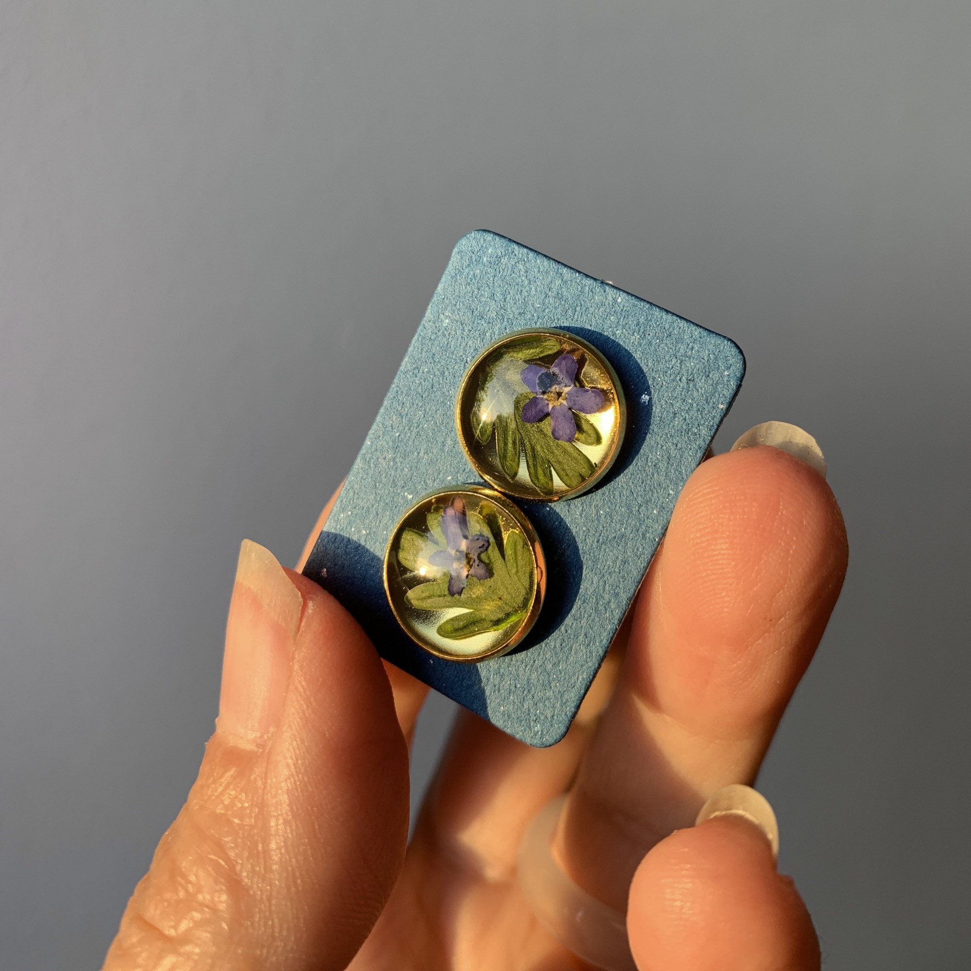 Ohrstecker, rund, Mini-Blüten in Harz