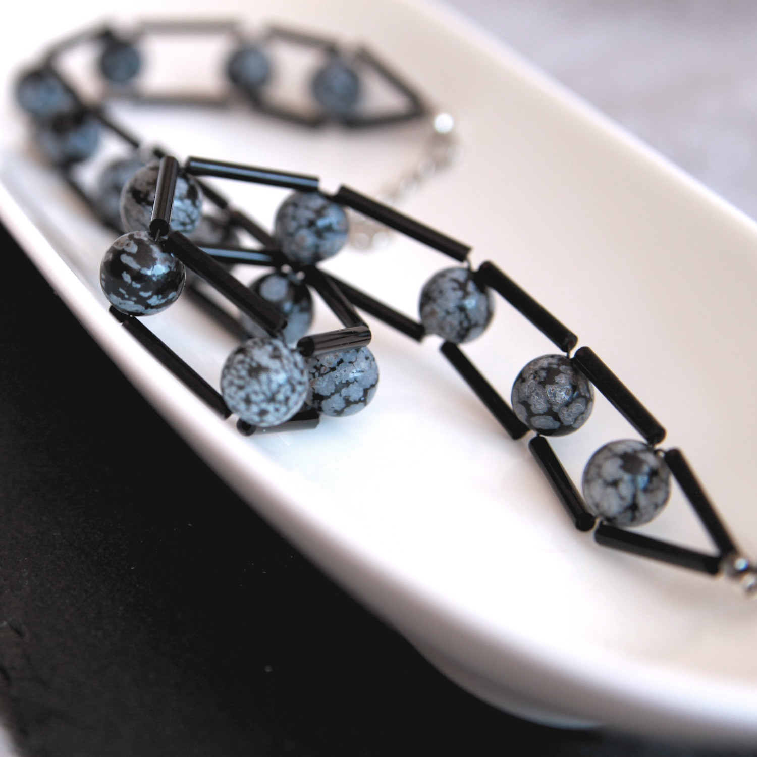 Halskette mit Perlen aus Schneeflockenobsidian