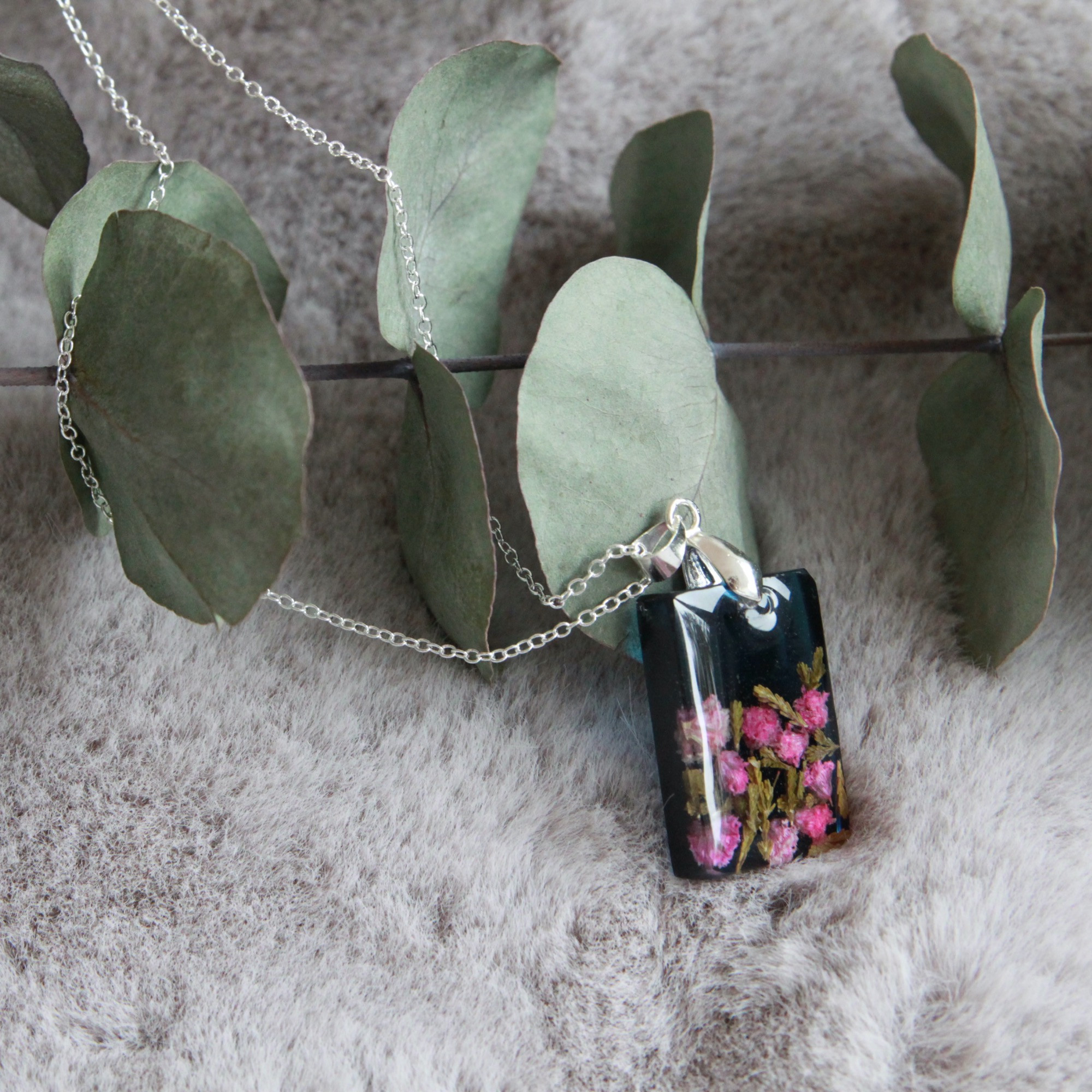 Anhänger rechteckig mit eingegossenen rosa Blüten