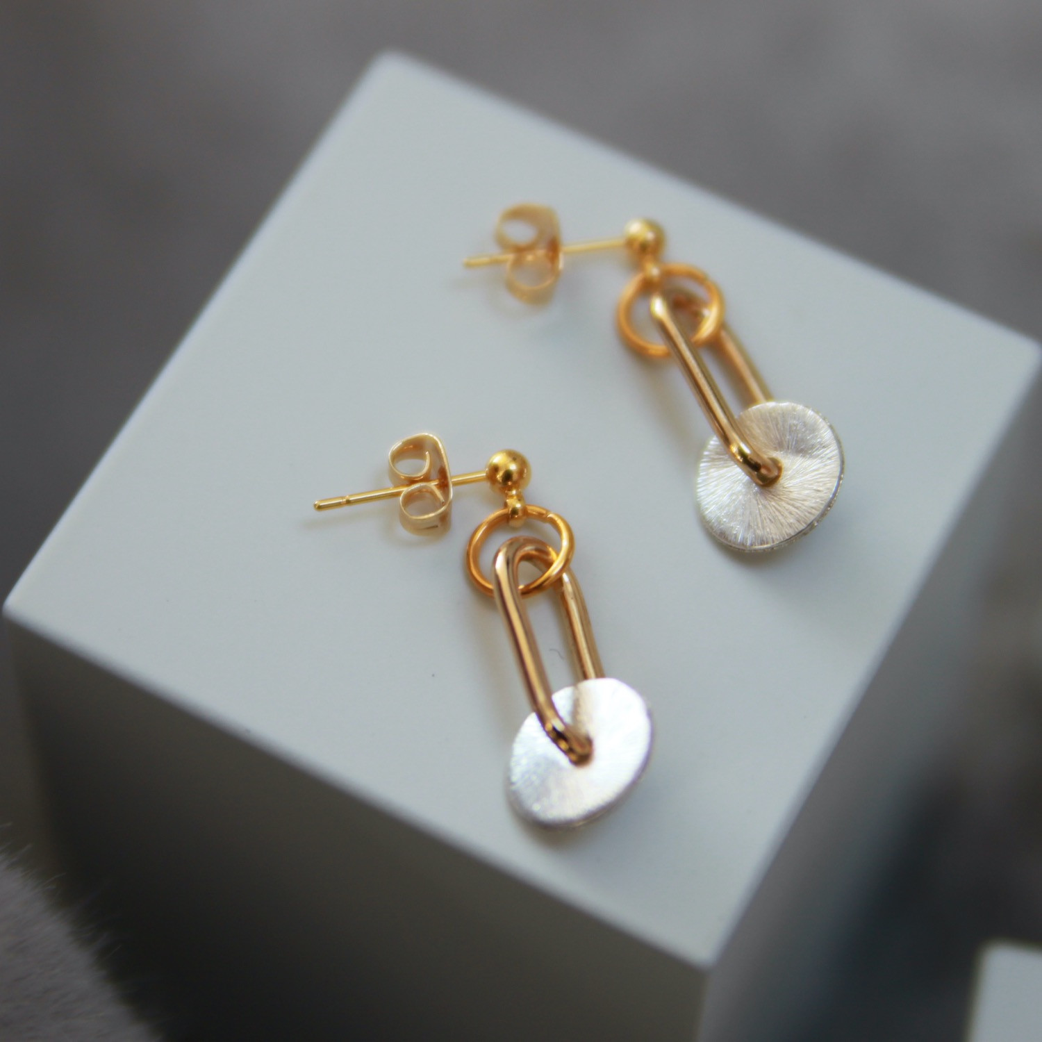 Ohrstecker, goldfarbene Ketten mit silberner Scheibe