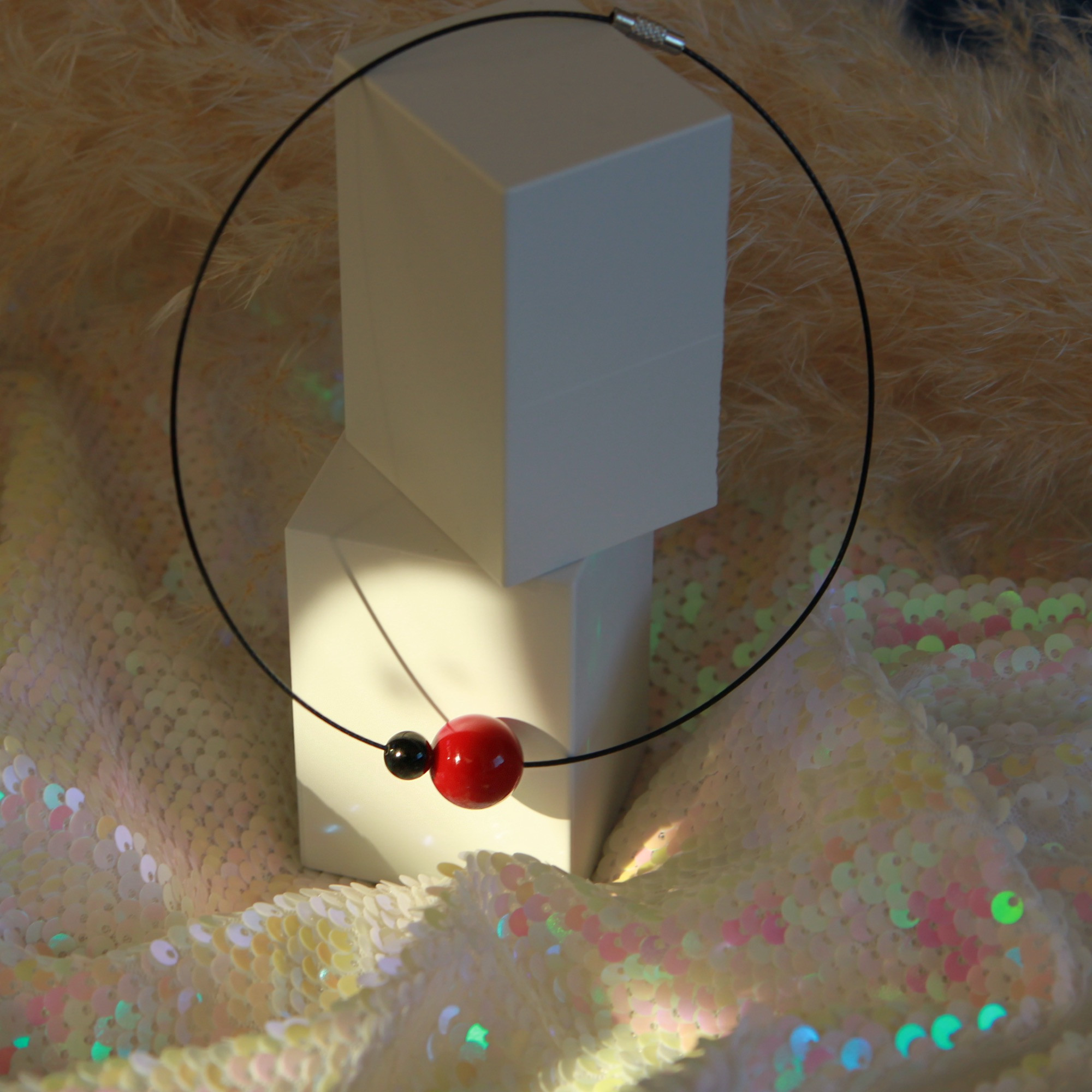 Halskette mit planetenartigen Perlen