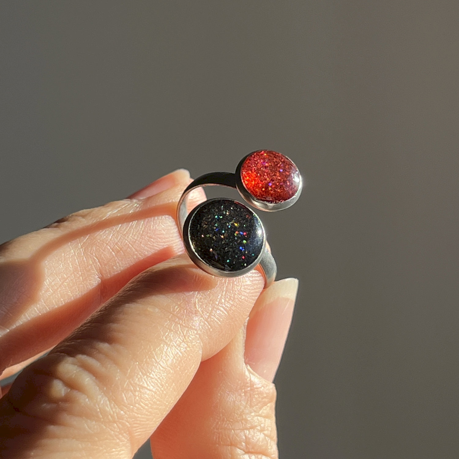 Ring, rund, rot-schwarz, Edelstahl, mittel, mit Rand