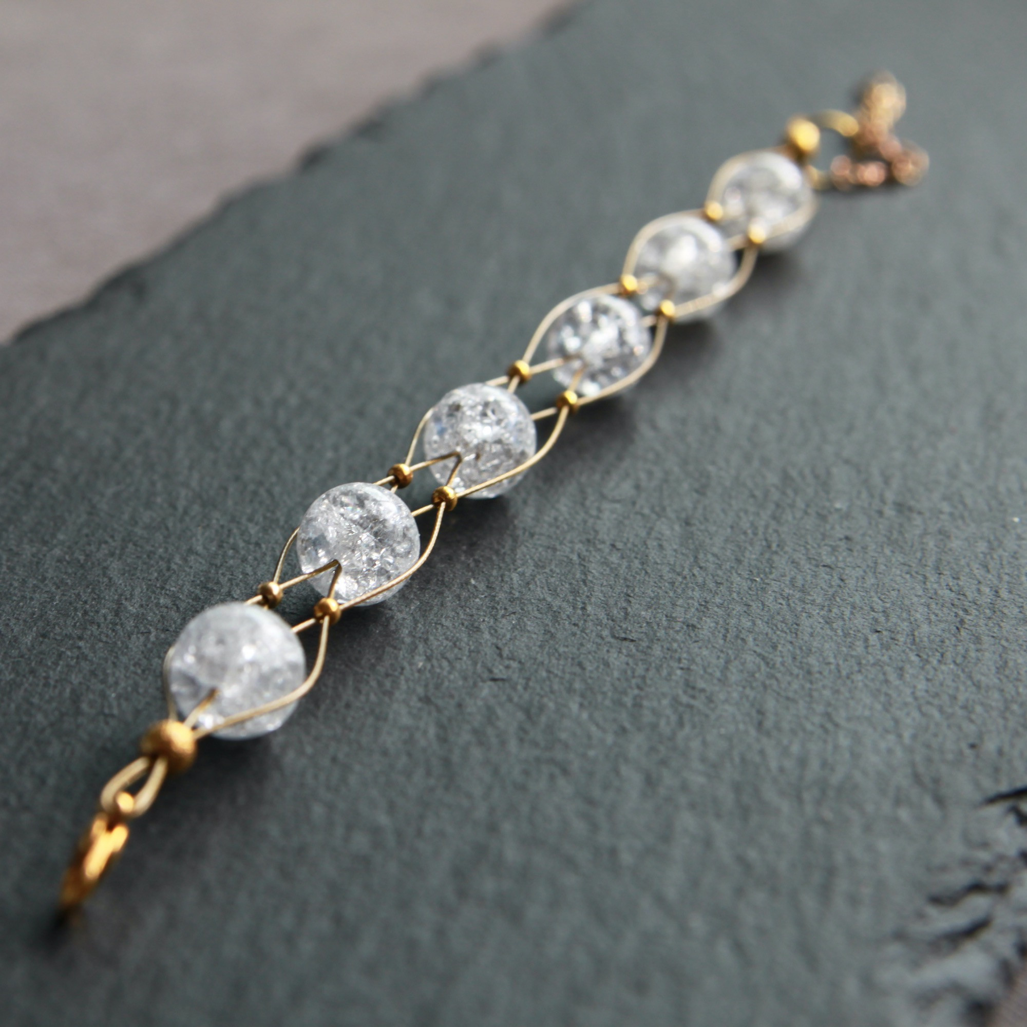 Armband, goldfarbener Draht, Bergkristall-Perlen