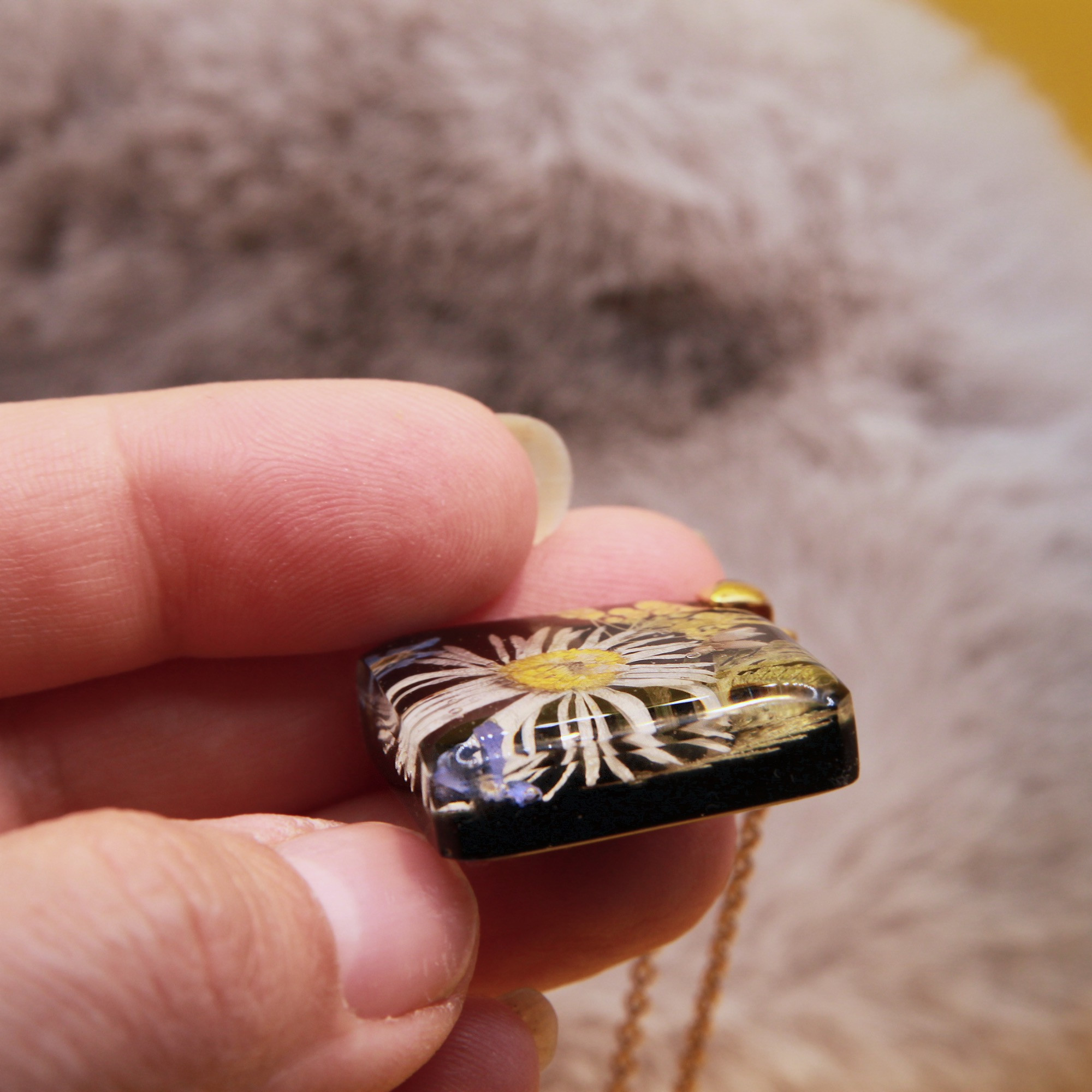 Anhänger, quadratisch, Blüten in Harz auf schwarz