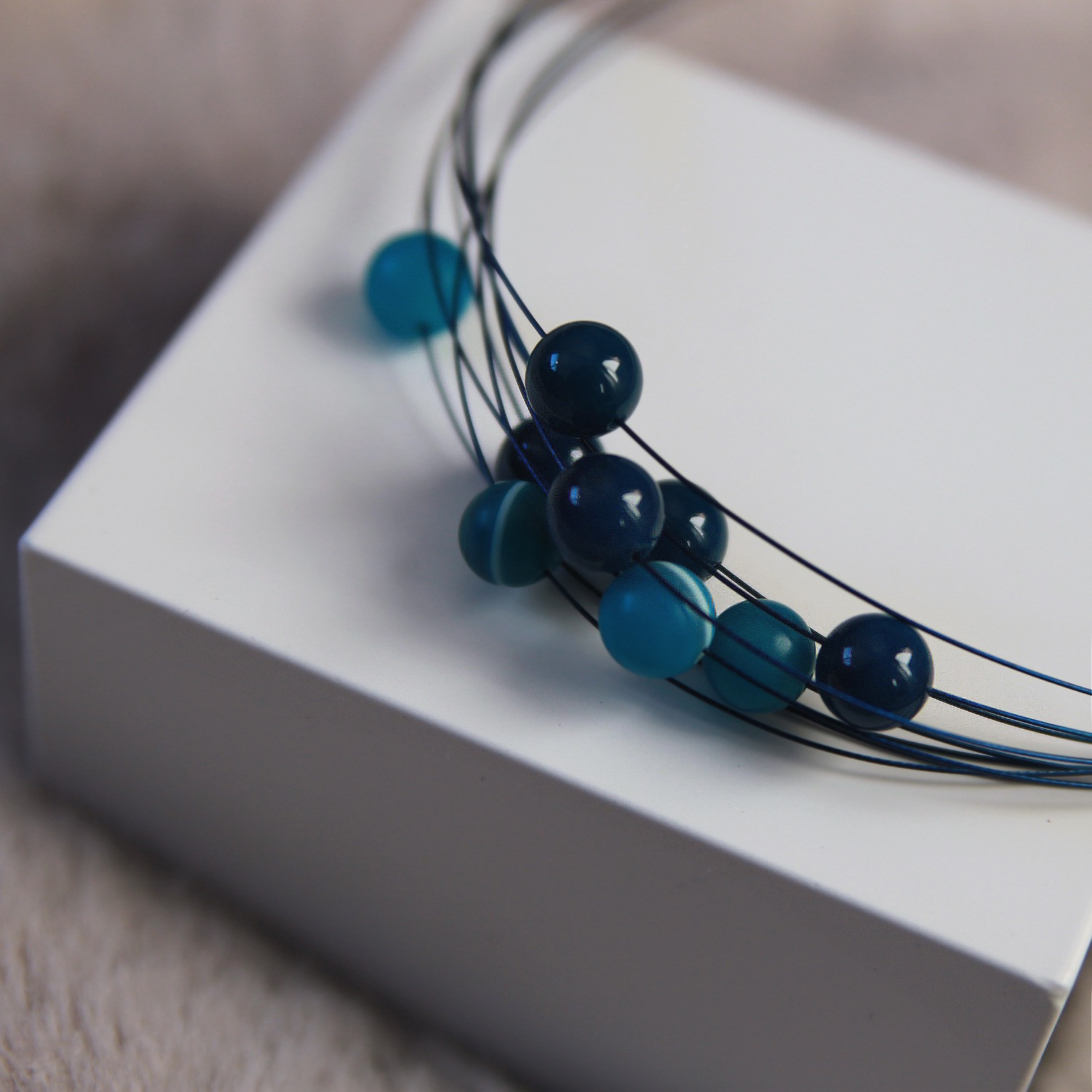 Halskette mit blauen Achat-Perlen