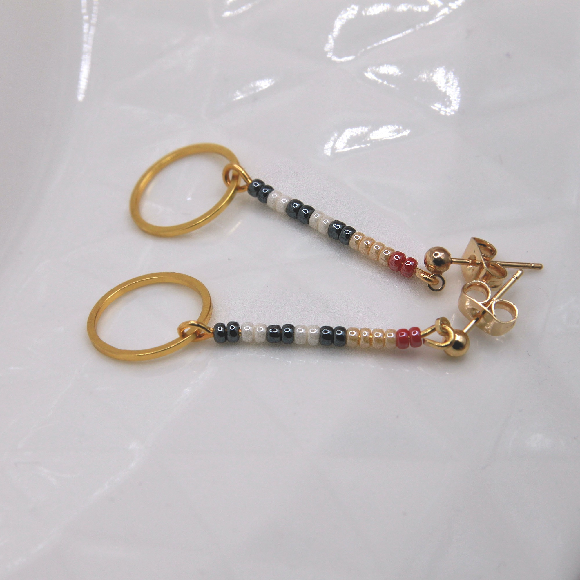 Ohrstecker, Anhänger Miyuki-Perlen und goldfarbener Ring