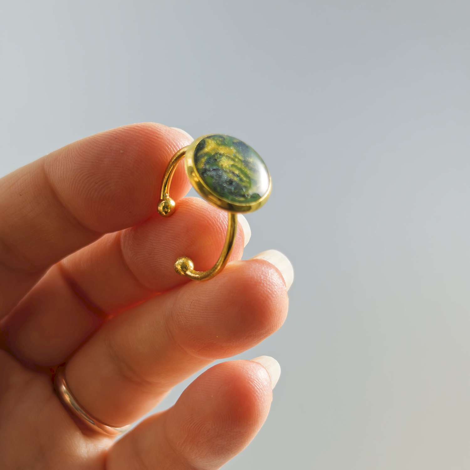 Ring, rund, grün-gelb, vergoldet, mittel, mit Rand