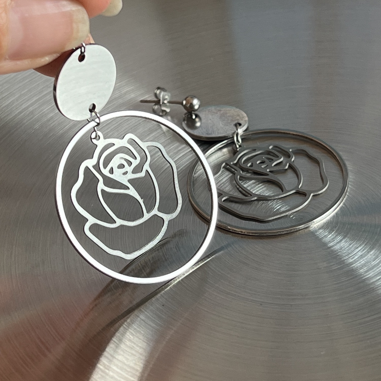 Ohrstecker, Anhänger silberfarben, gelaserte Rose