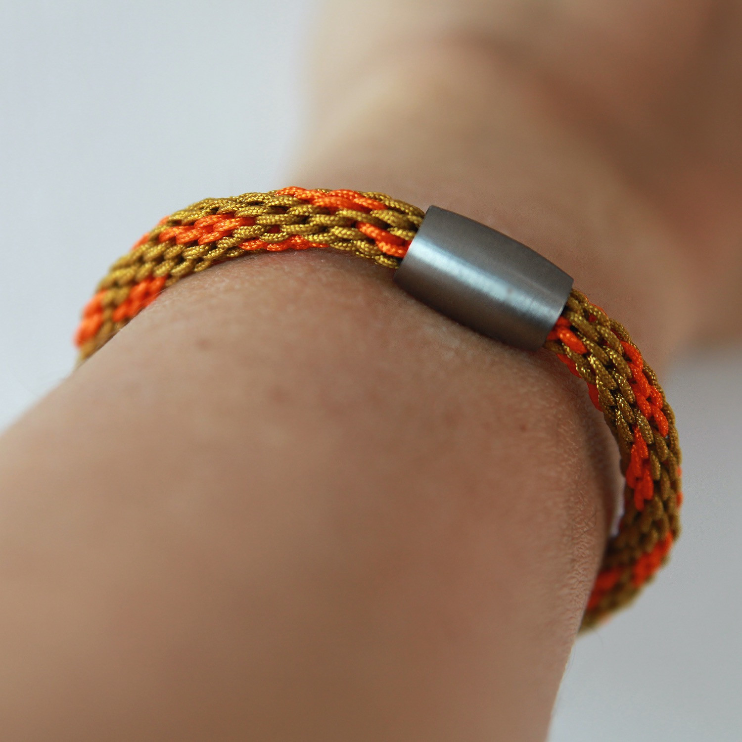 Armband Kumihimo, orange-taupe