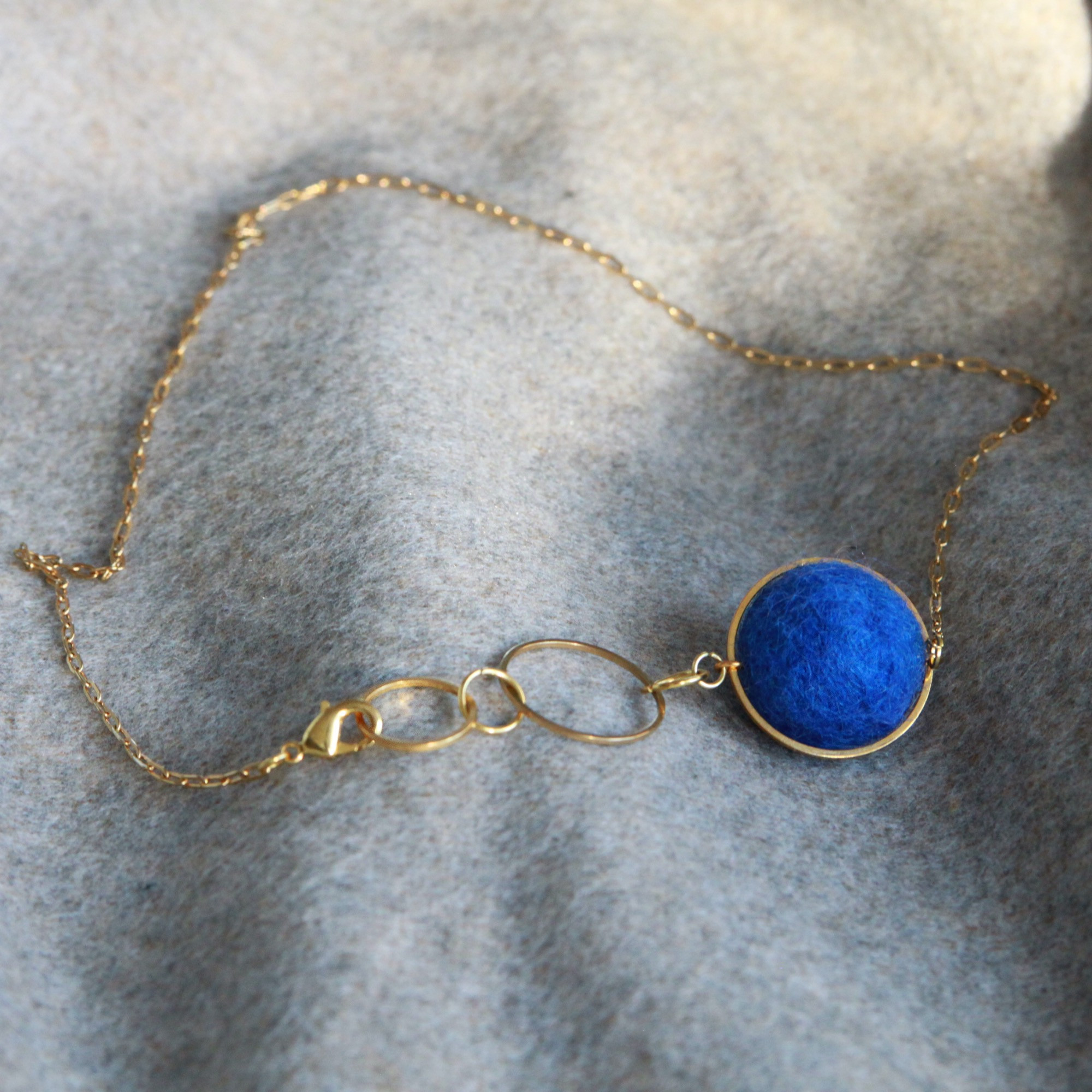 Halskette goldfarben mit blauer Filzhalbkugel