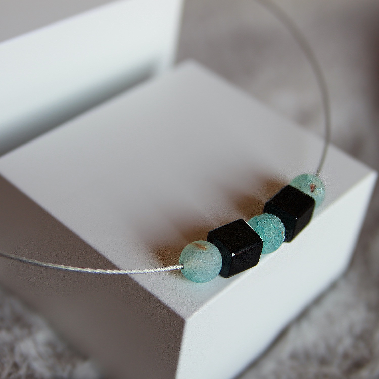 Halskette aus Draht mit Onyx-Perlen