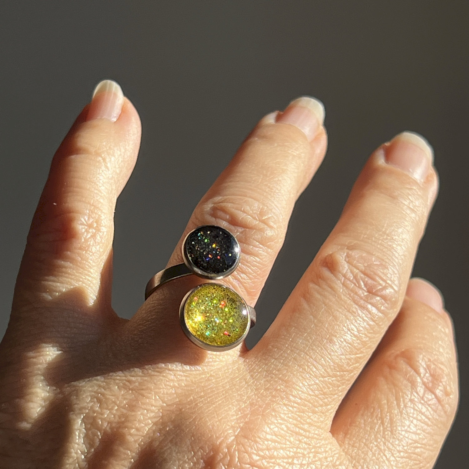 Ring, rund, rot-schwarz, Edelstahl, mittel, mit Rand