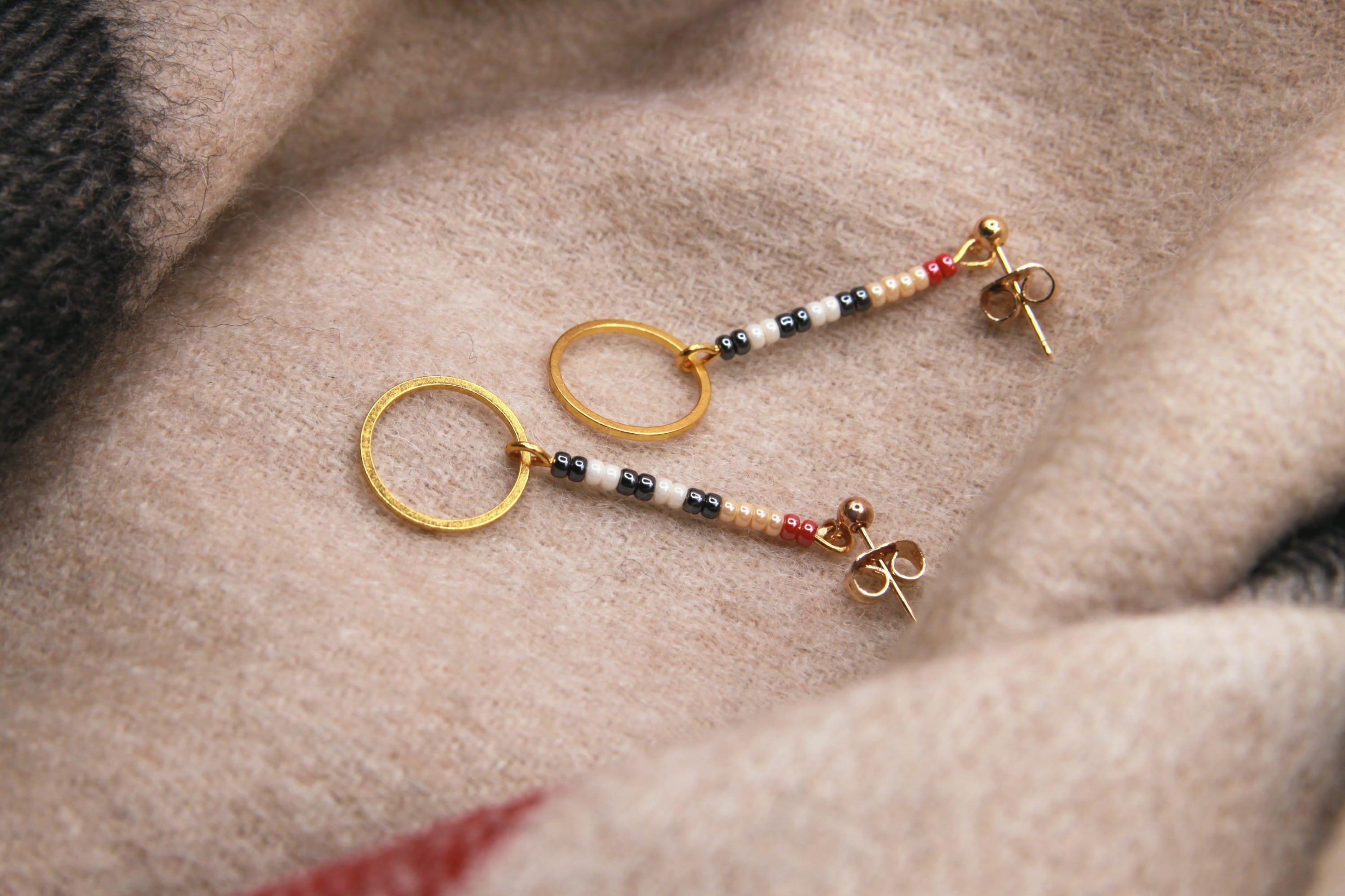 Ohrstecker, Anhänger Miyuki-Perlen und goldfarbener Ring