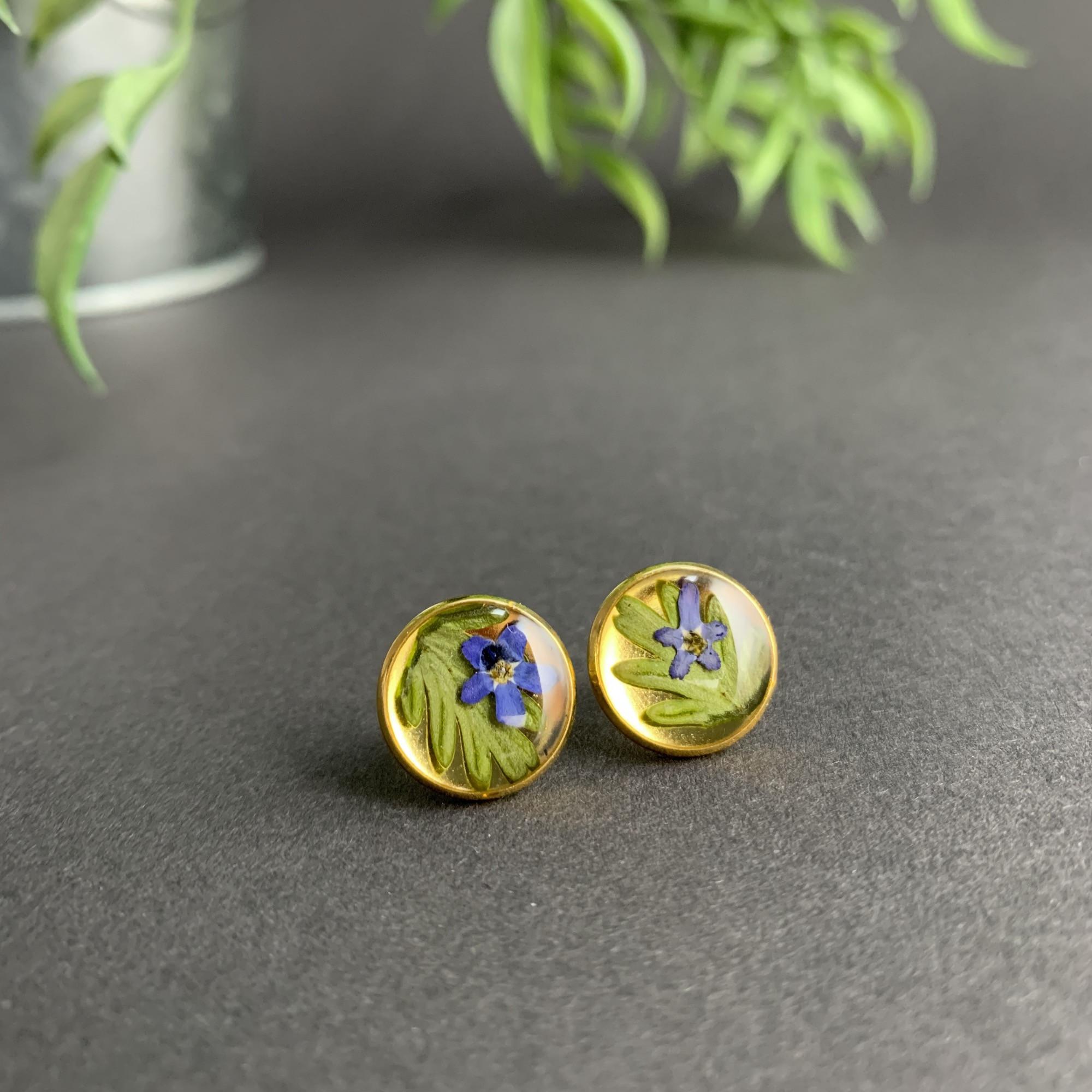 Ohrstecker, rund, Mini-Blüten in Harz