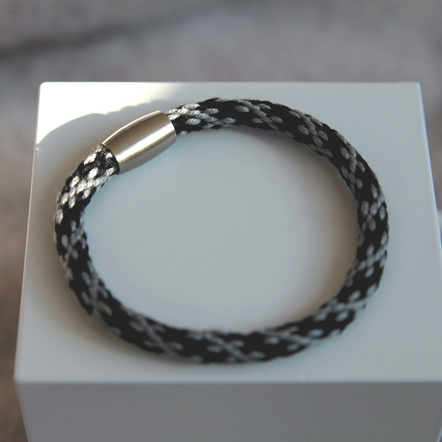Armband Kumihimo, schwarz-weiß