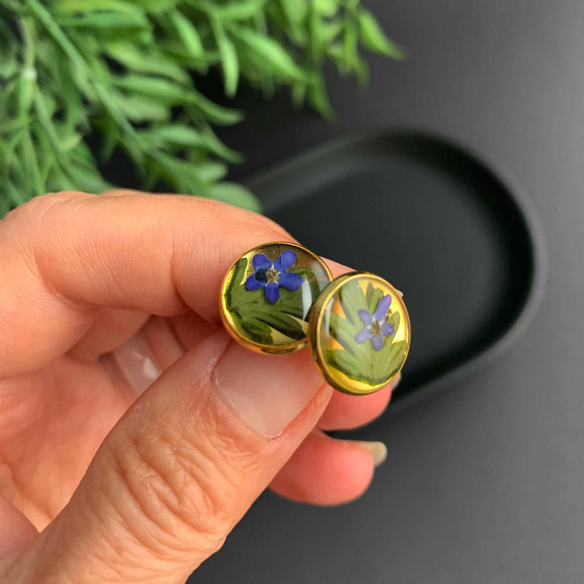 Ohrstecker, rund, Mini-Blüten in Harz