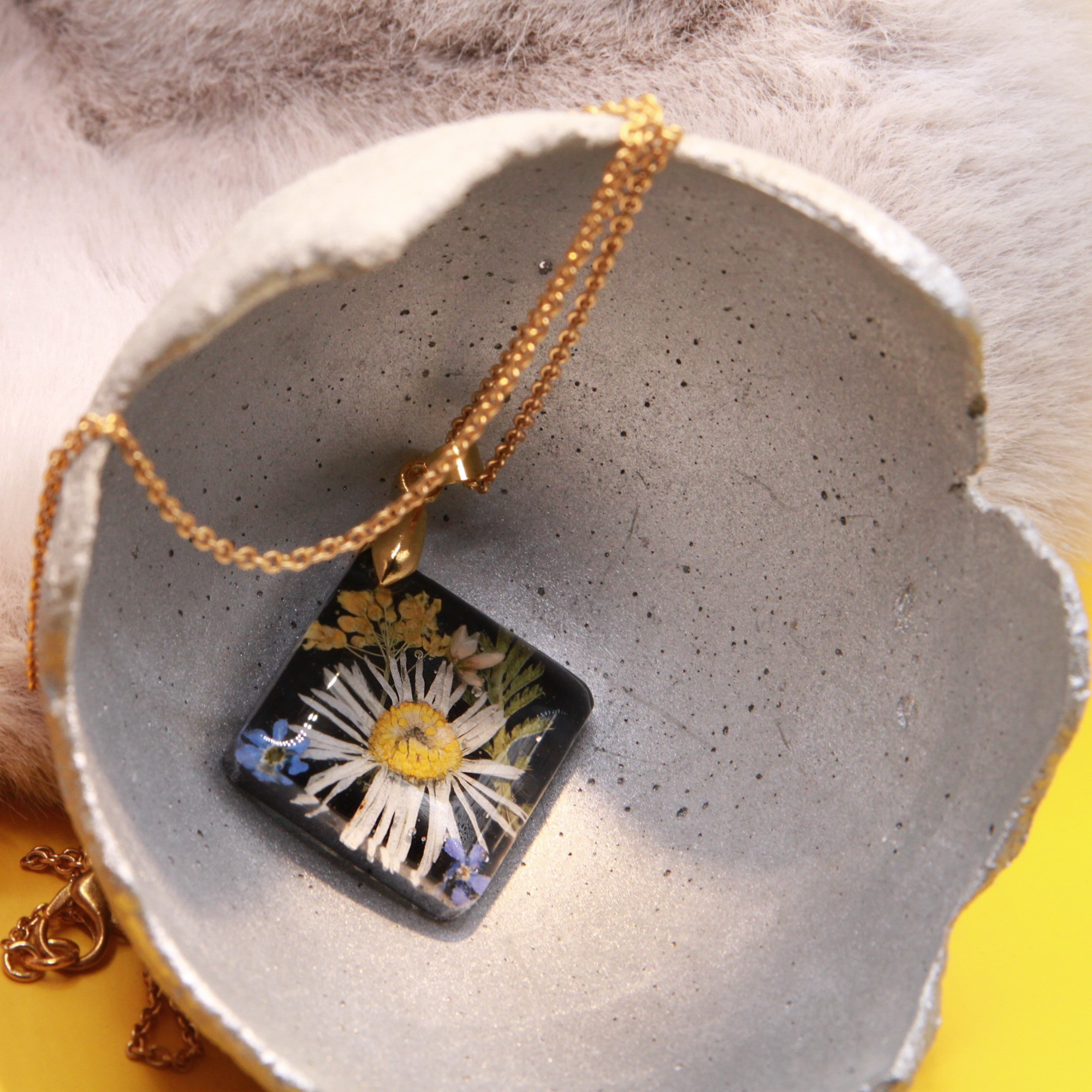 Anhänger, quadratisch, Blüten in Harz auf schwarz