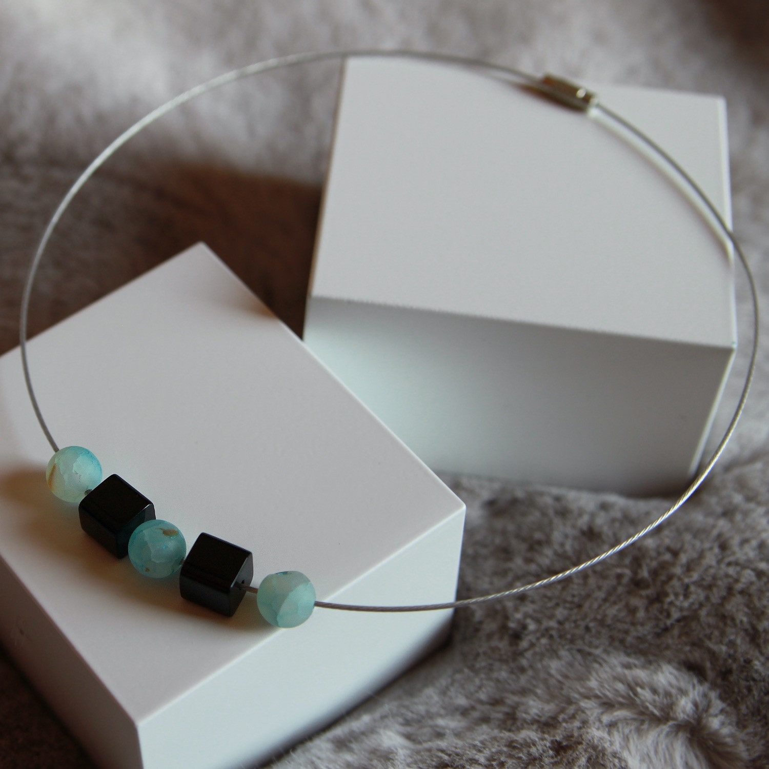 Halskette aus Draht mit Onyx-Perlen