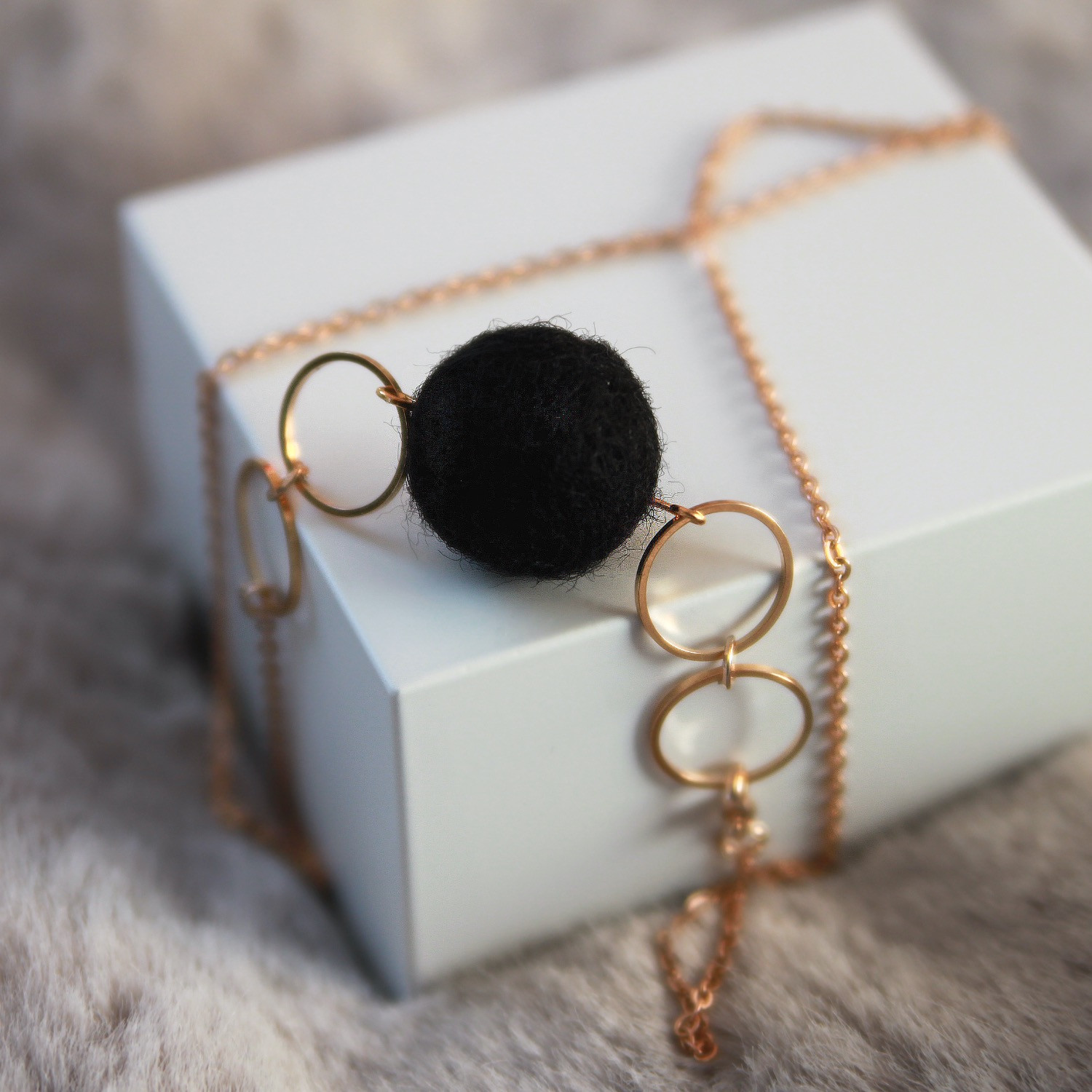 Halskette mit schwarzer Filzkugel