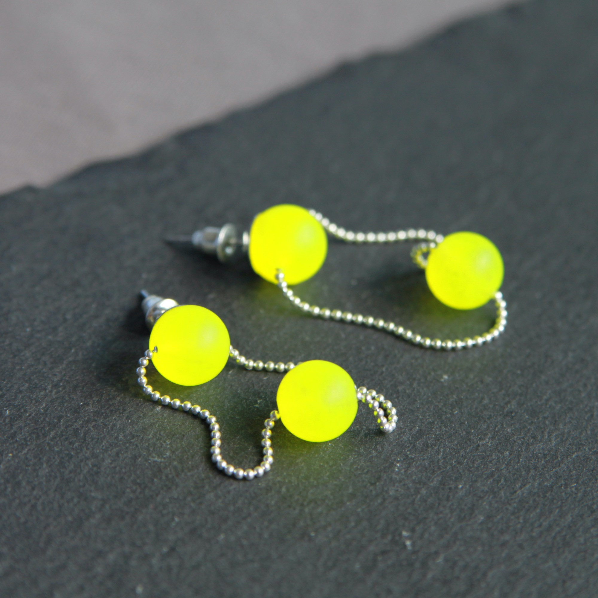 Ohrstecker, leuchtgrüne Perlen