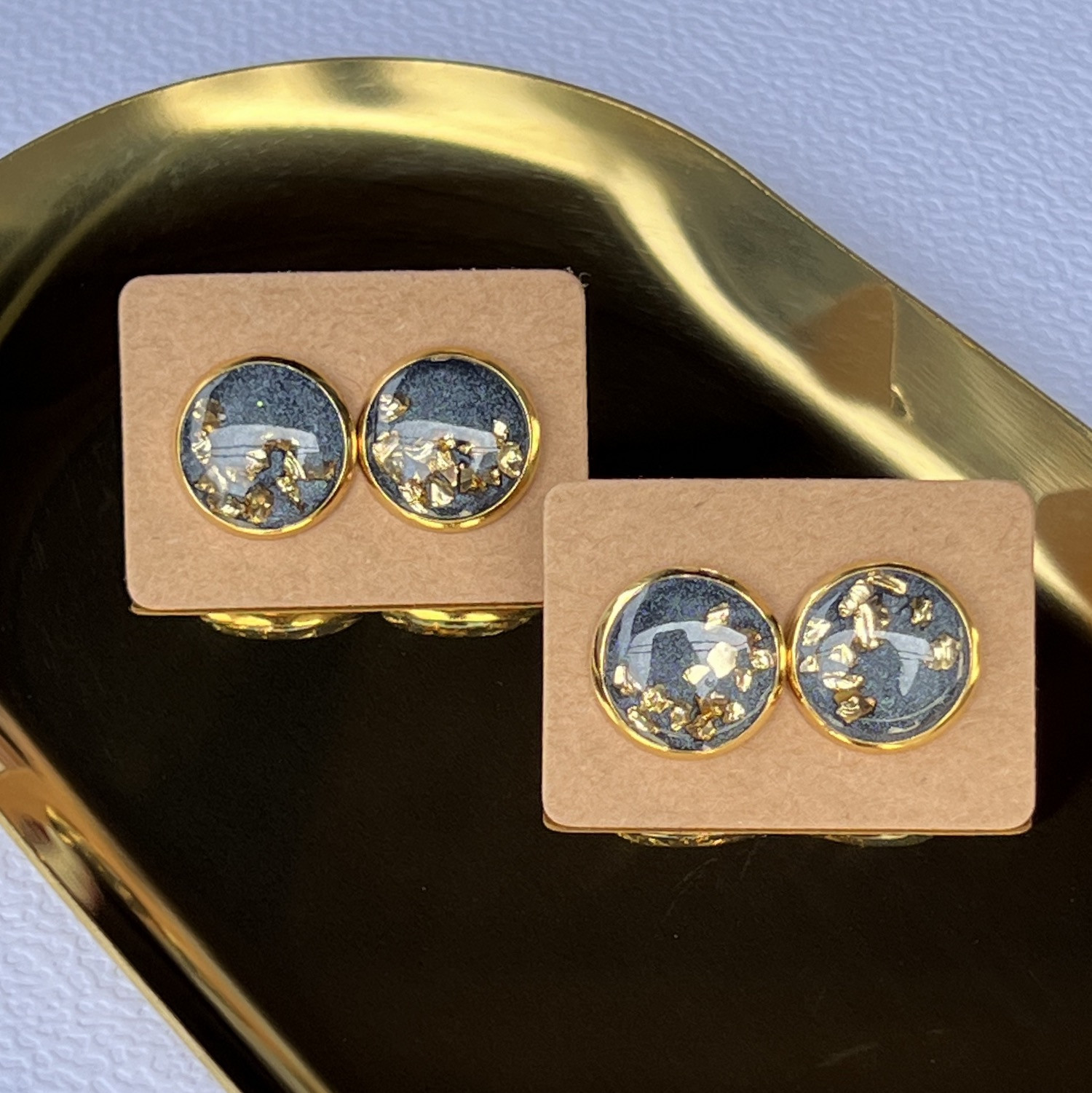 Ohrstecker, rund, goldene Glassplitter in Harz