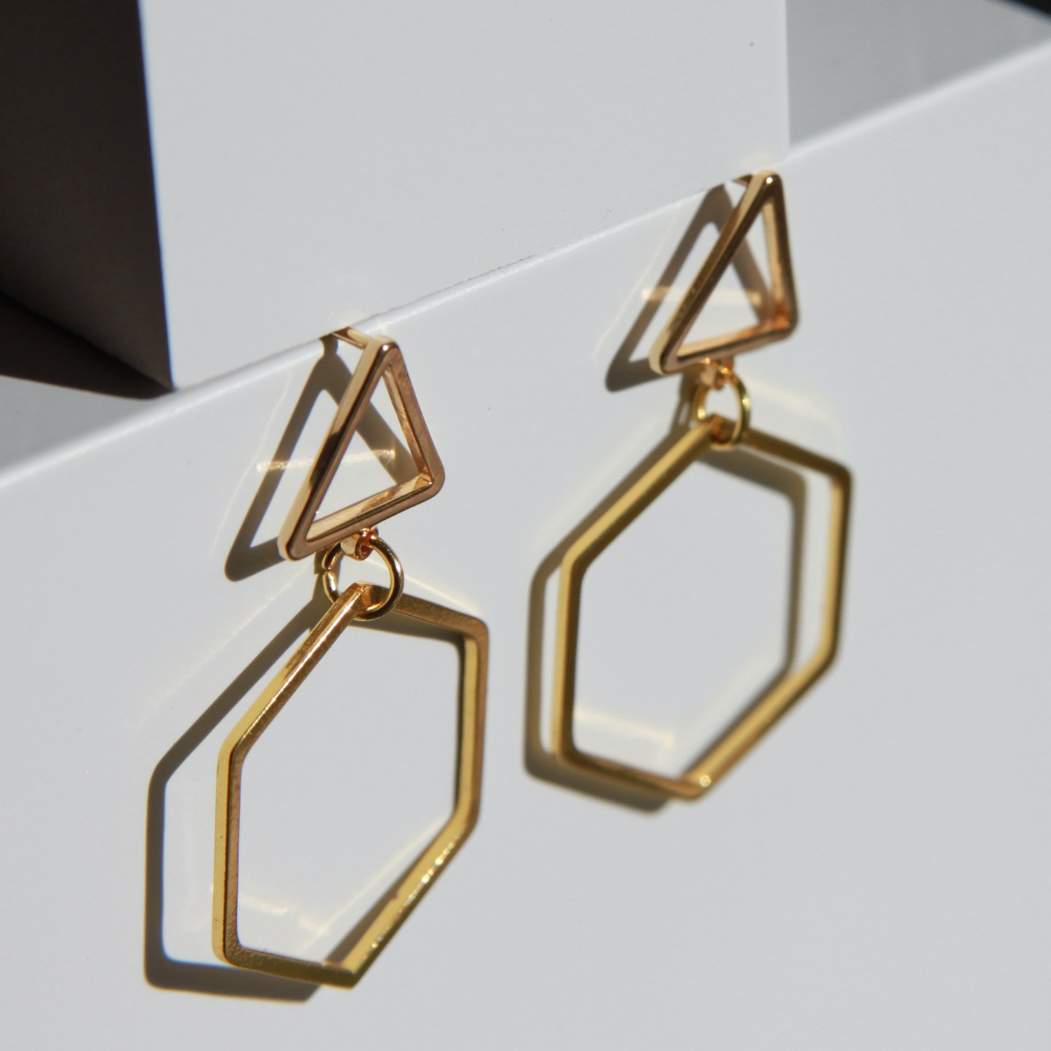 Ohrstecker, gelaserte Dreieck- / Hexagonform goldfarben