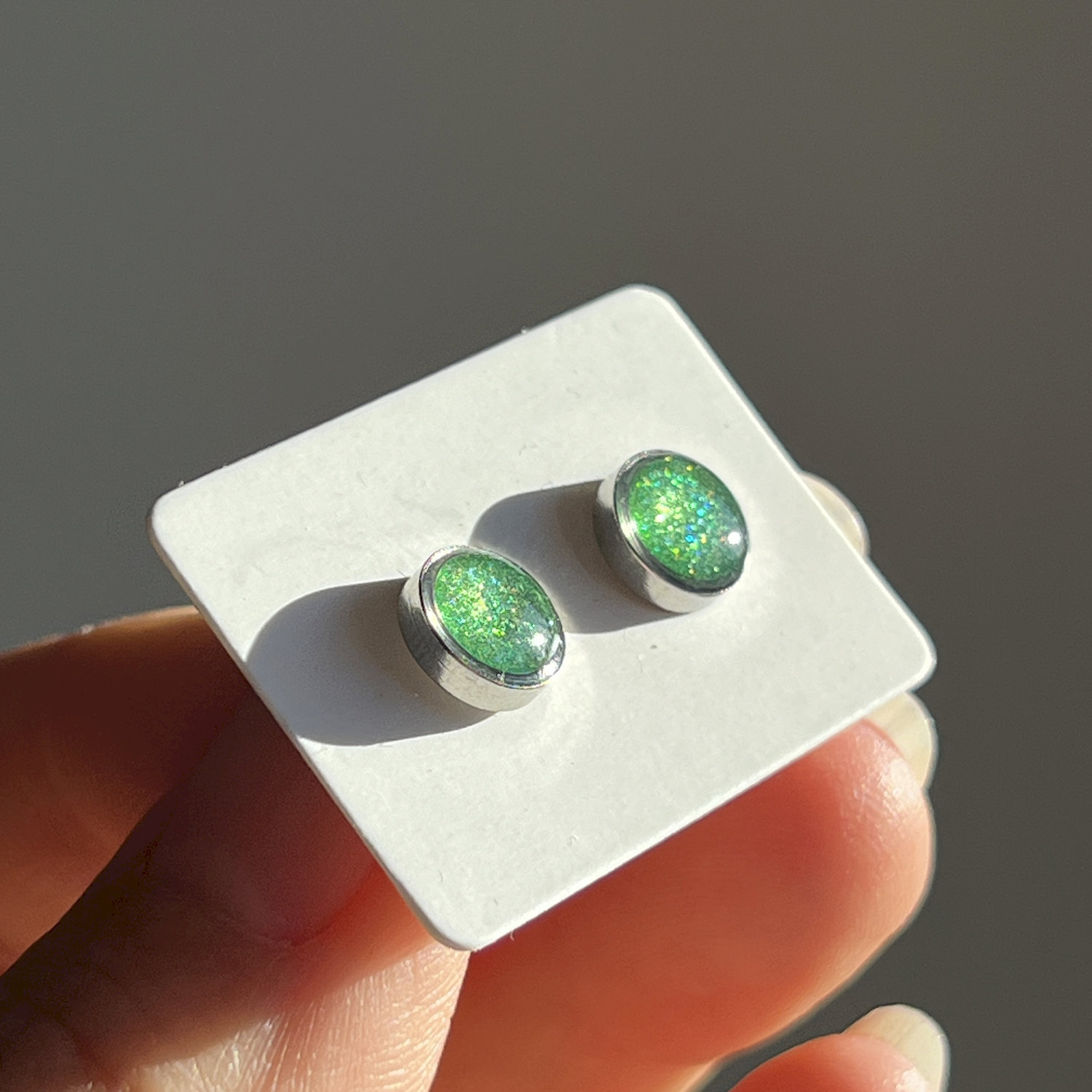 Ohrstecker, rund, grün, Edelstahl, klein, mit Rand