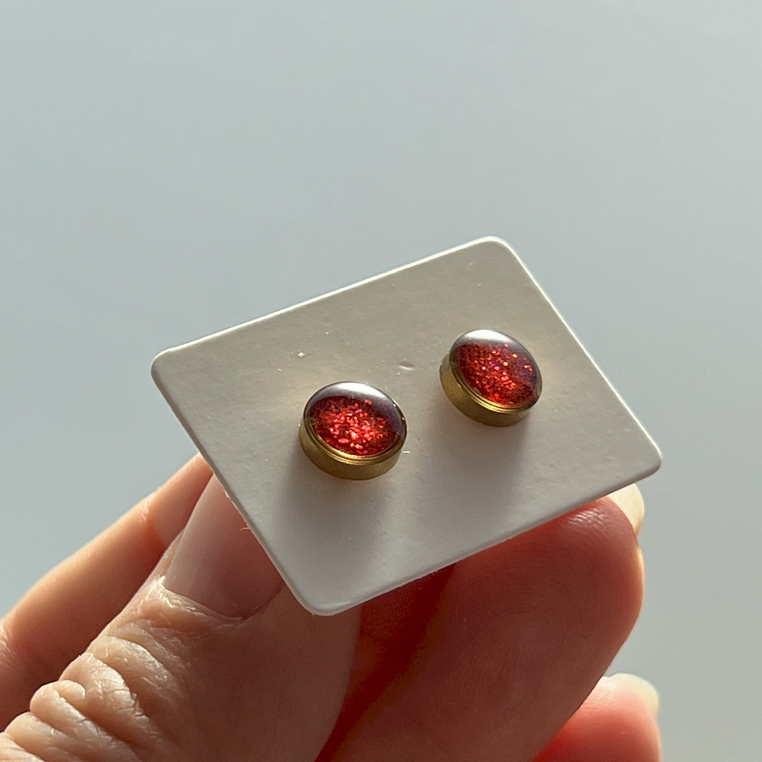 Ohrstecker, rund, rot, vergoldet, klein, mit Rand