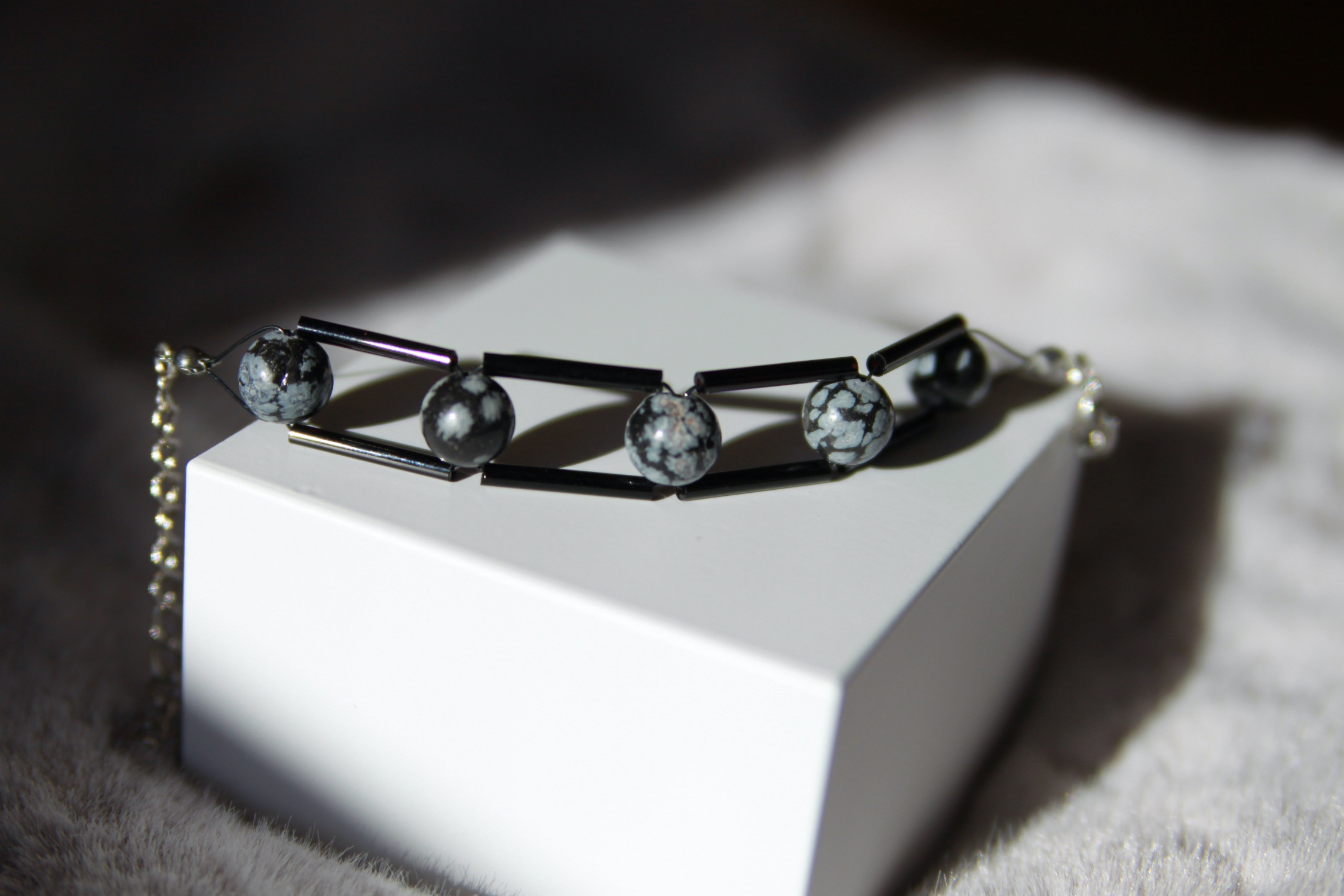 Armband mit Schneeflockenobsidian