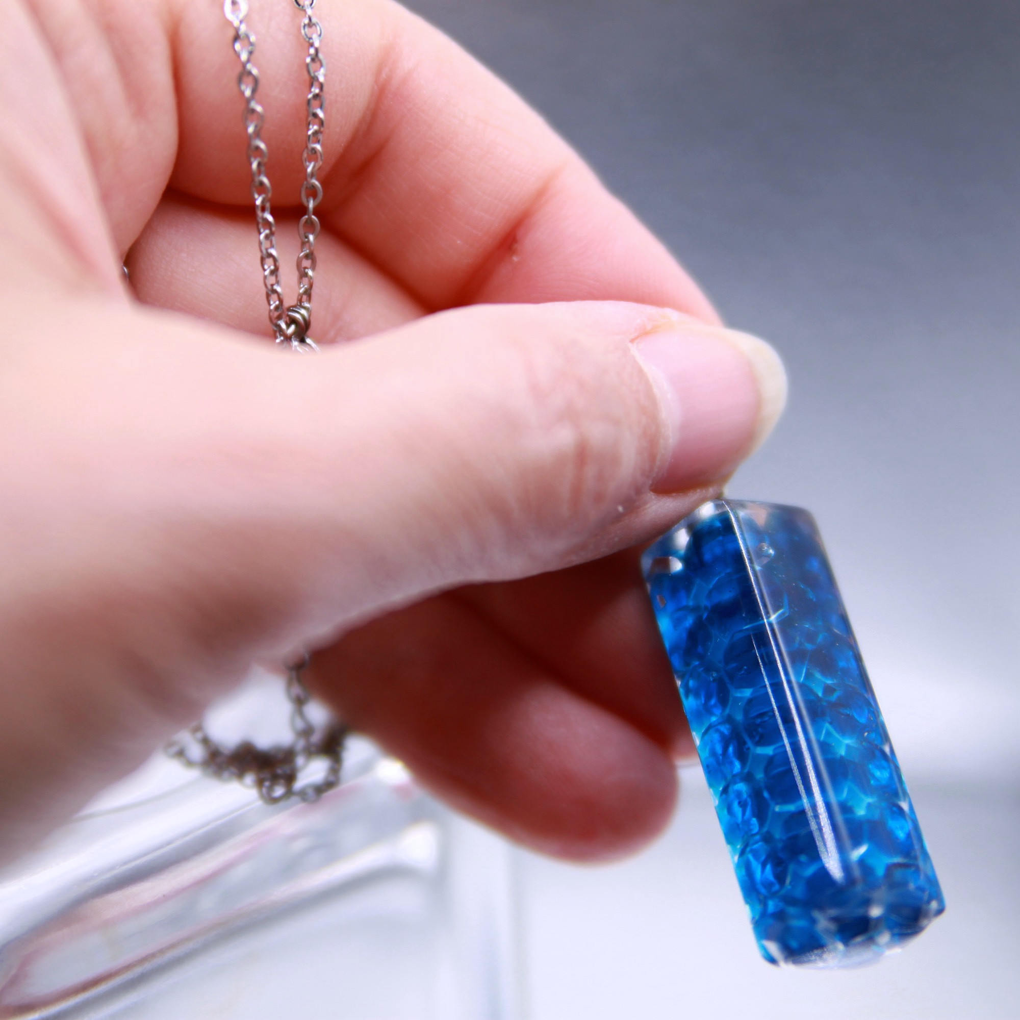 Anhänger stabförmig blaue Kügelchen