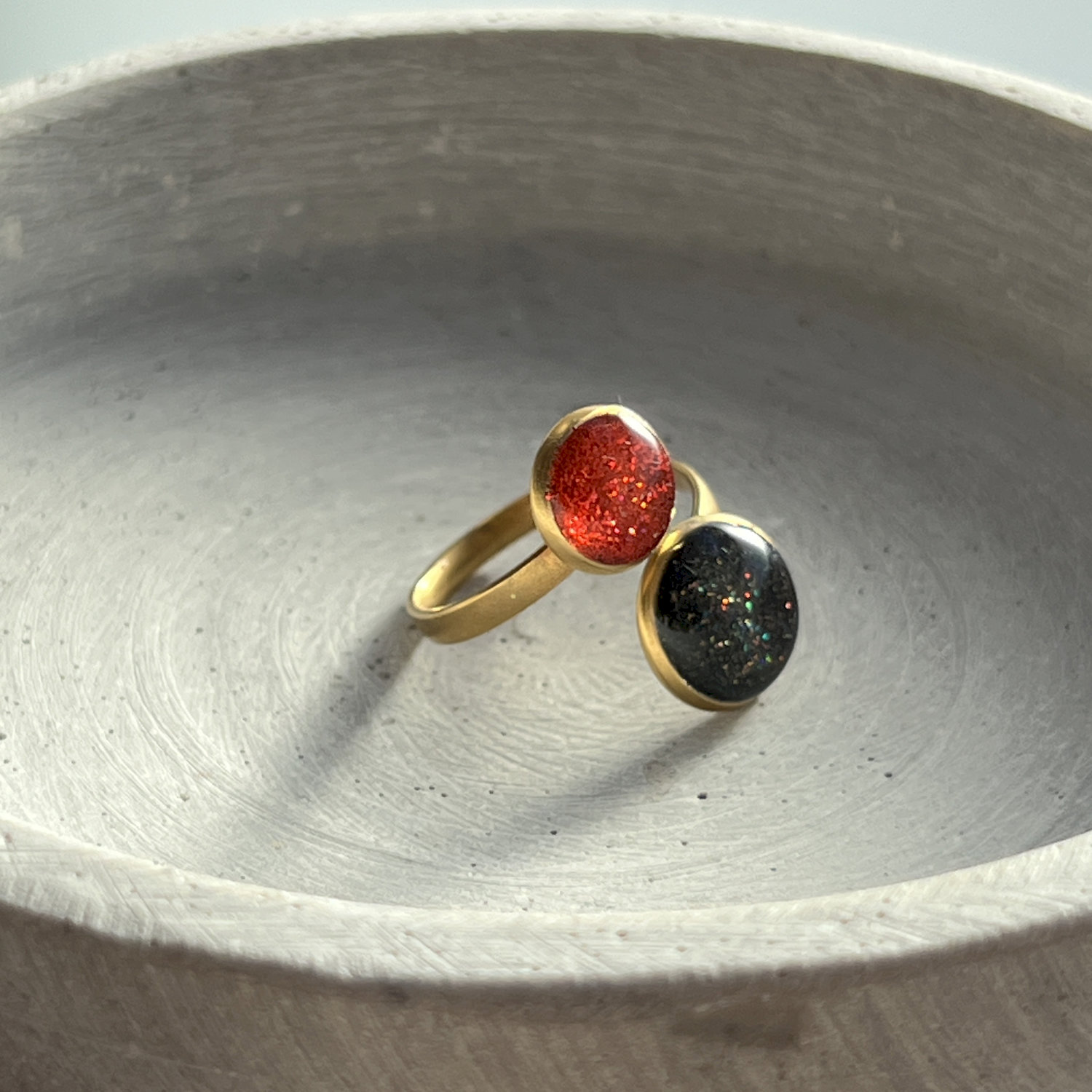 Ring, rund, rot-blau, Edelstahl, mittel, mit Rand