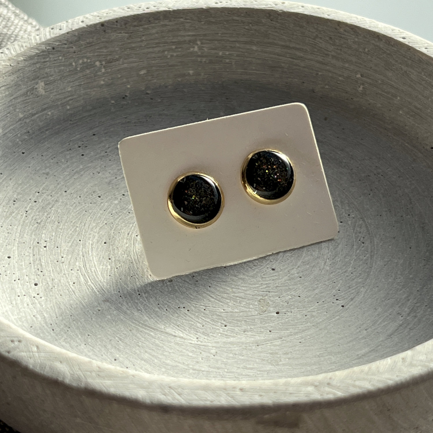 Ohrstecker, rund, schwarz, vergoldet, mittel, mit Rand