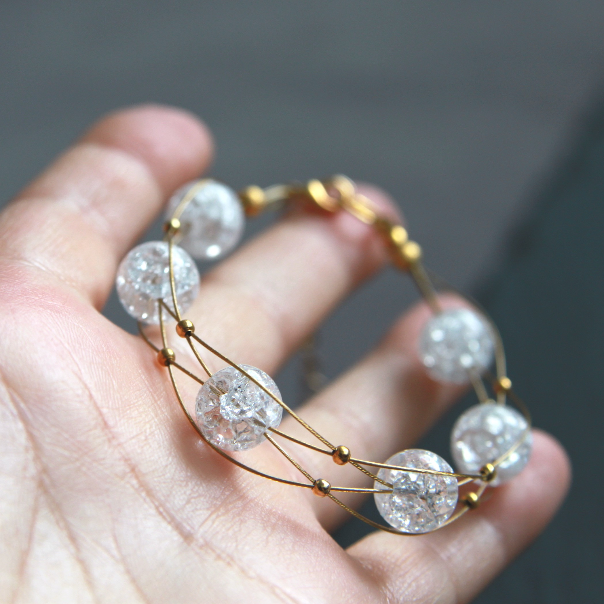 Armband, goldfarbener Draht, Bergkristall-Perlen