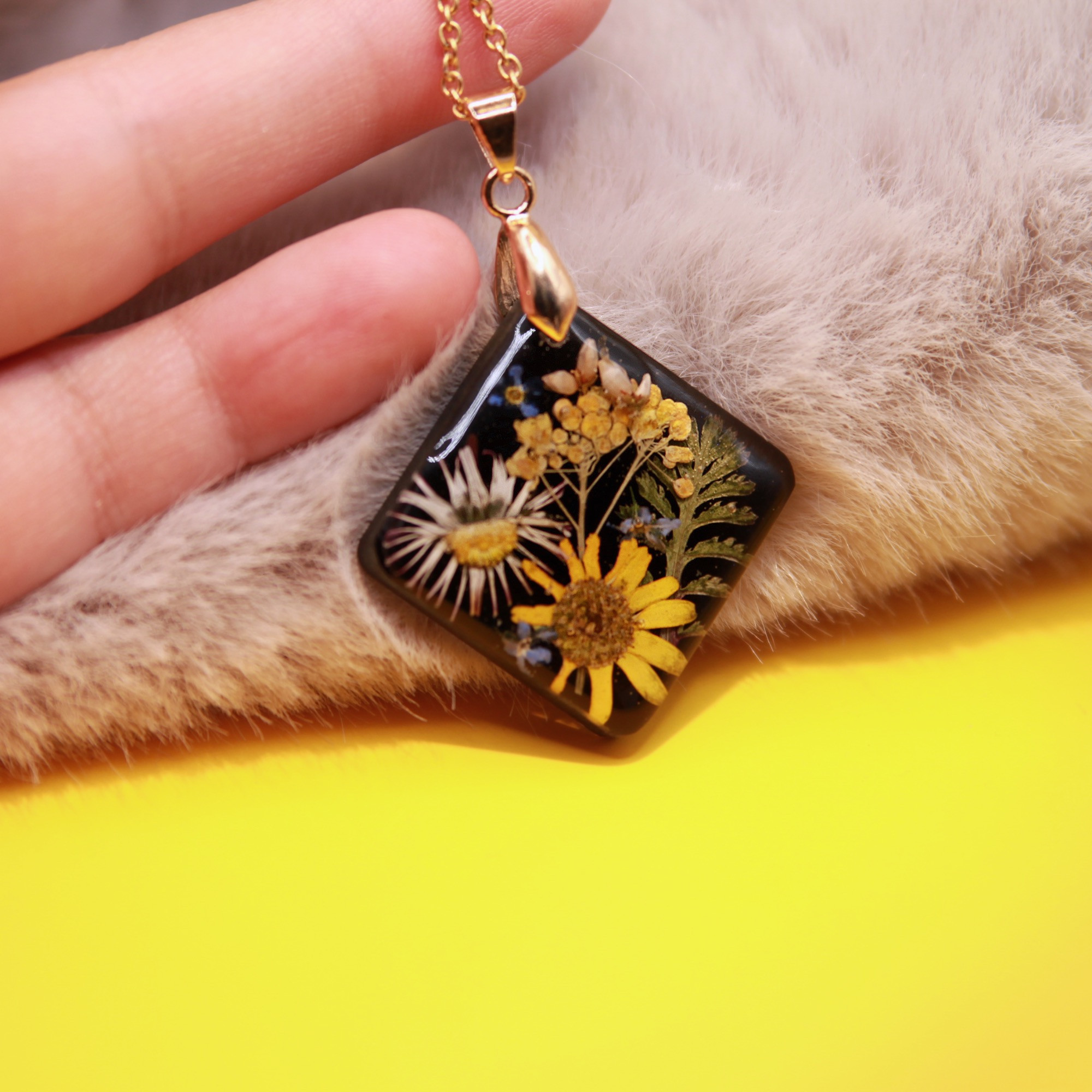 Anhänger, quadratisch, Blüten in Harz auf schwarz