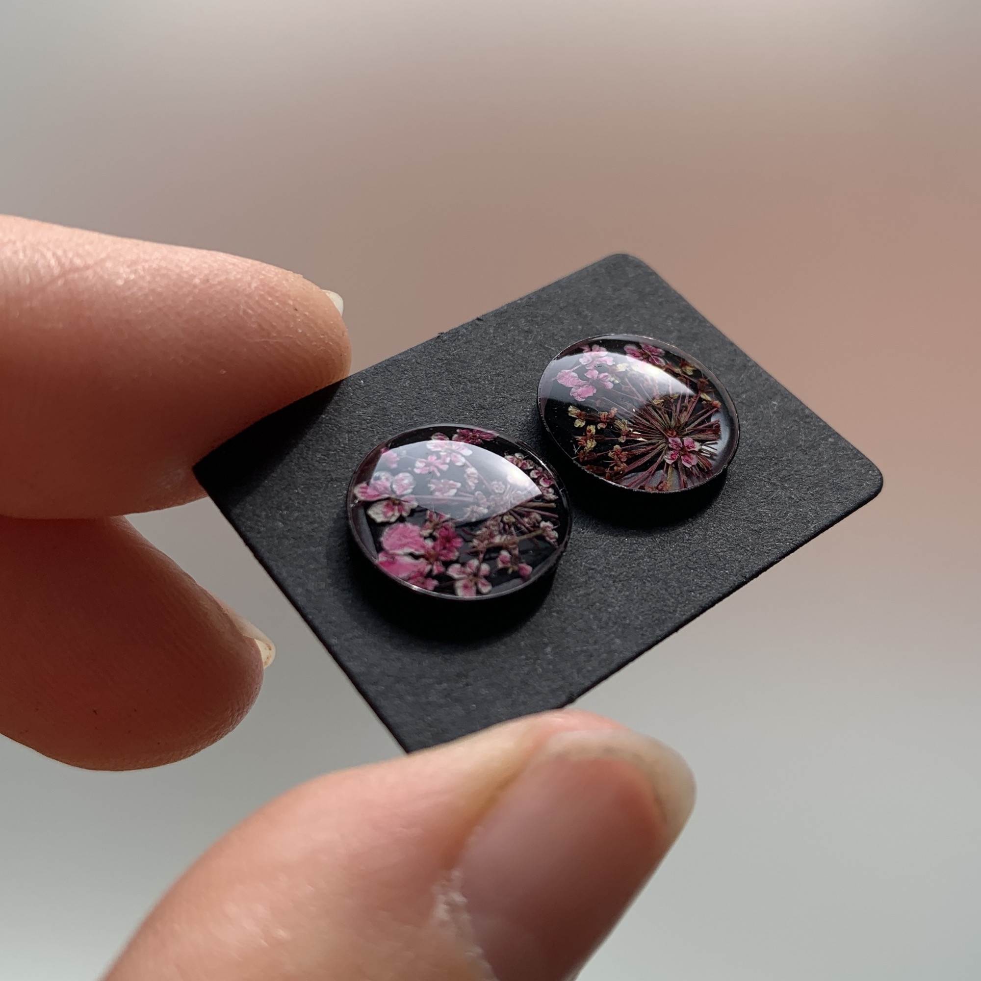 Ohrstecker, rund, Mini-Blüten in Harz