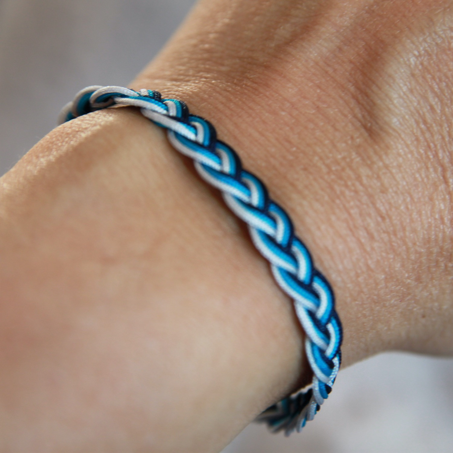 Armband Kumihimo, blau-schwarz-weiß