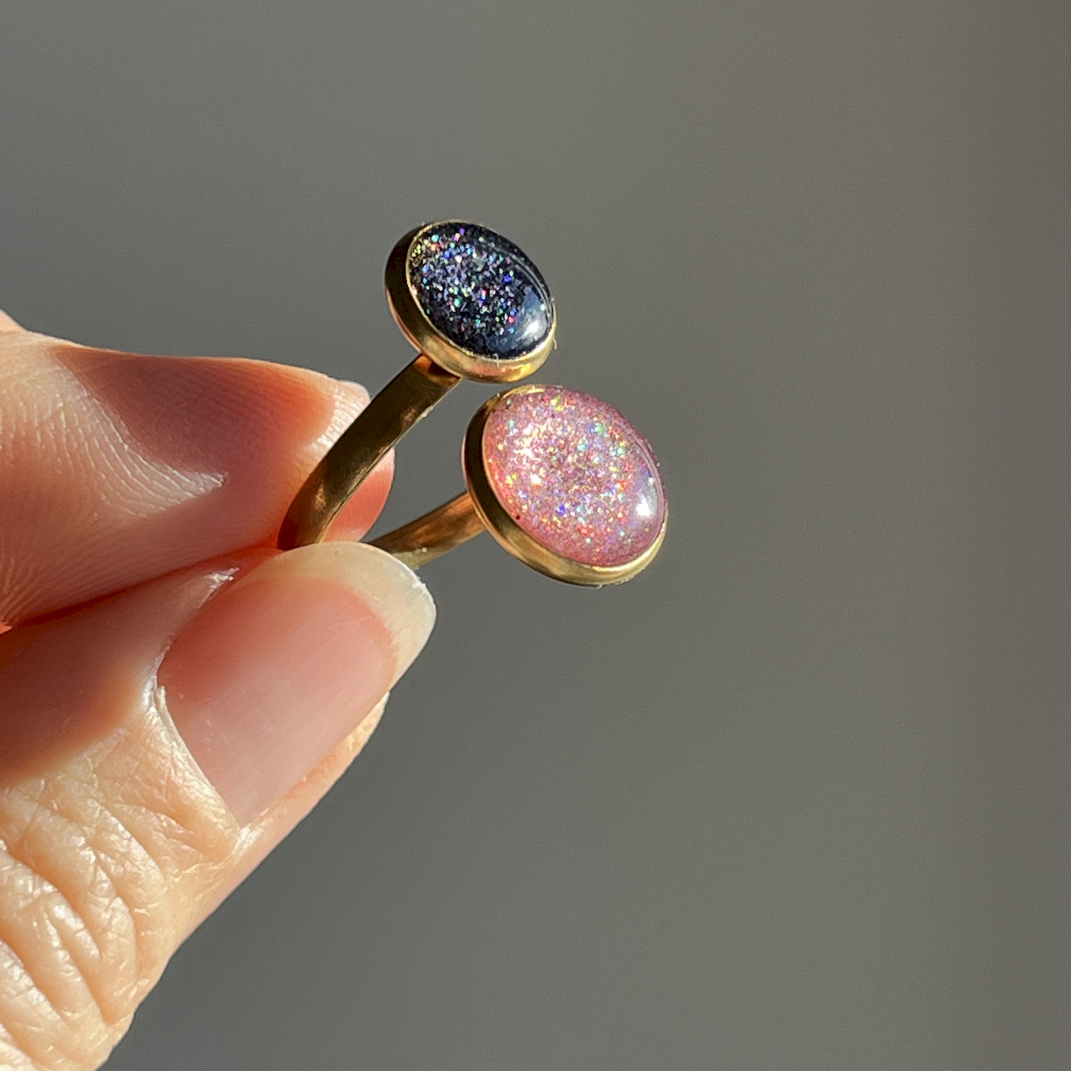 Ring, rund, pink-blau, Edelstahl, mittel, mit Rand