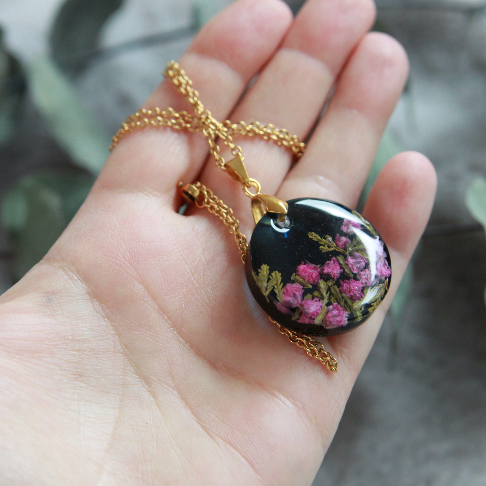 Anhänger rund mit eingegossenen rosa Blüten