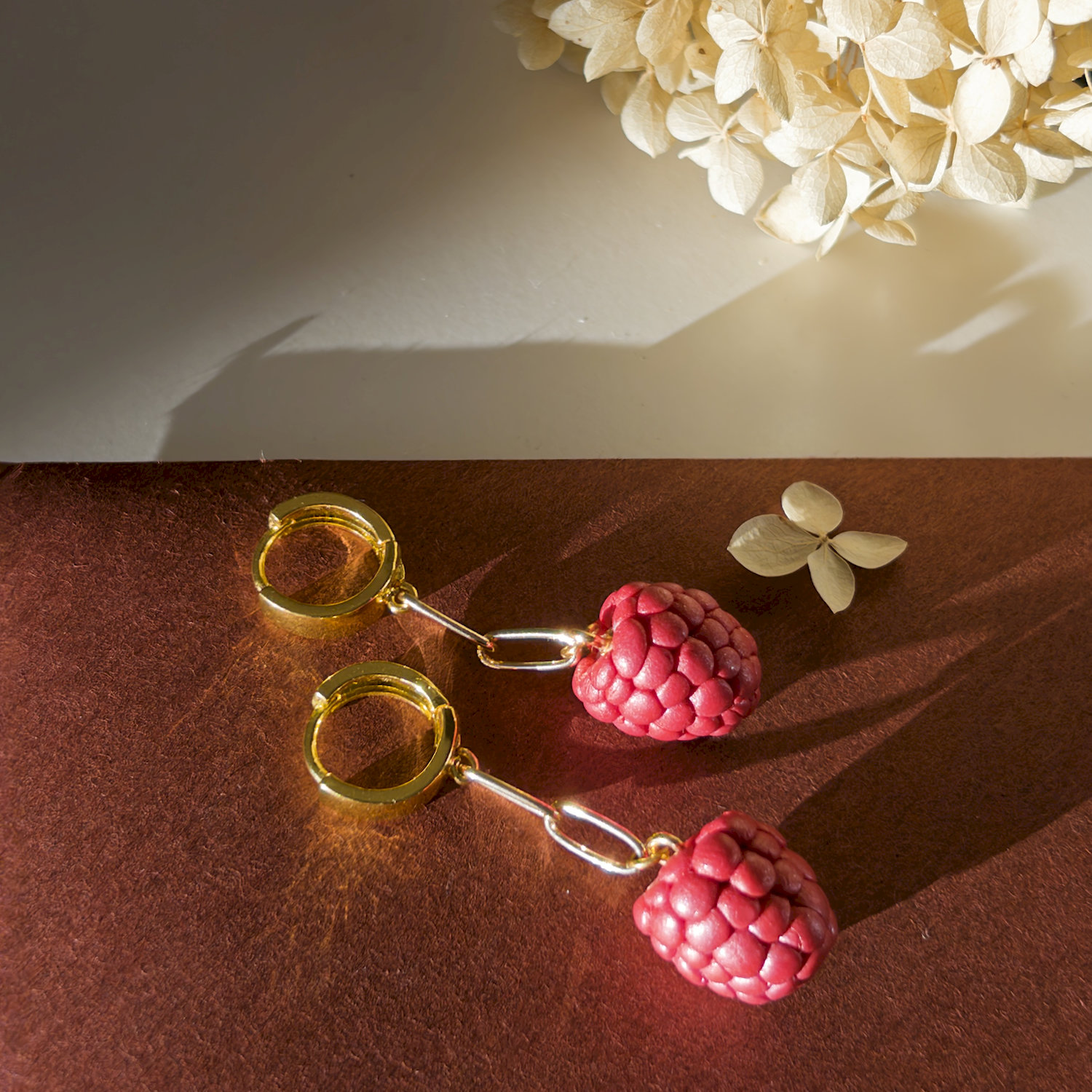 Ohrhänger, elliptisch, rot, vergoldet, mittel, ohne Rand