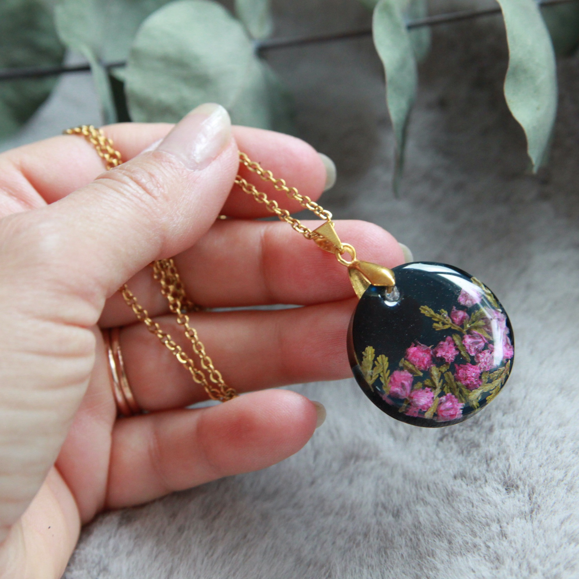 Anhänger rund mit eingegossenen rosa Blüten