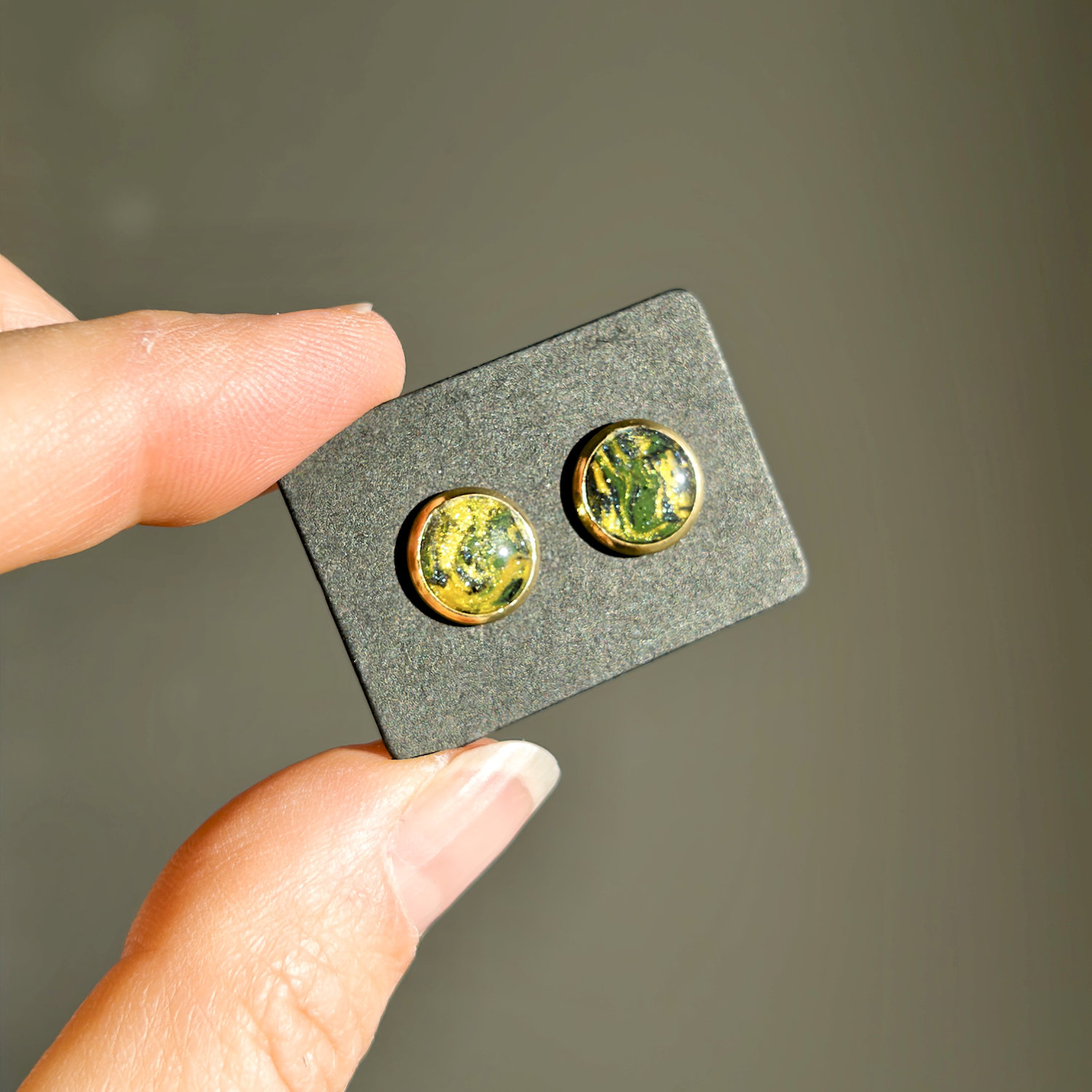 Ohrhänger, rund, grün-gelb, vergoldet, klein, mit Rand