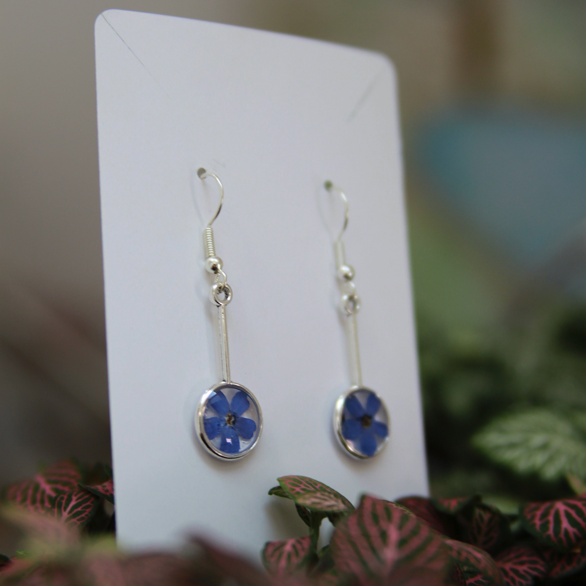 Ohrhänger, in Harz eingegossene Blüte