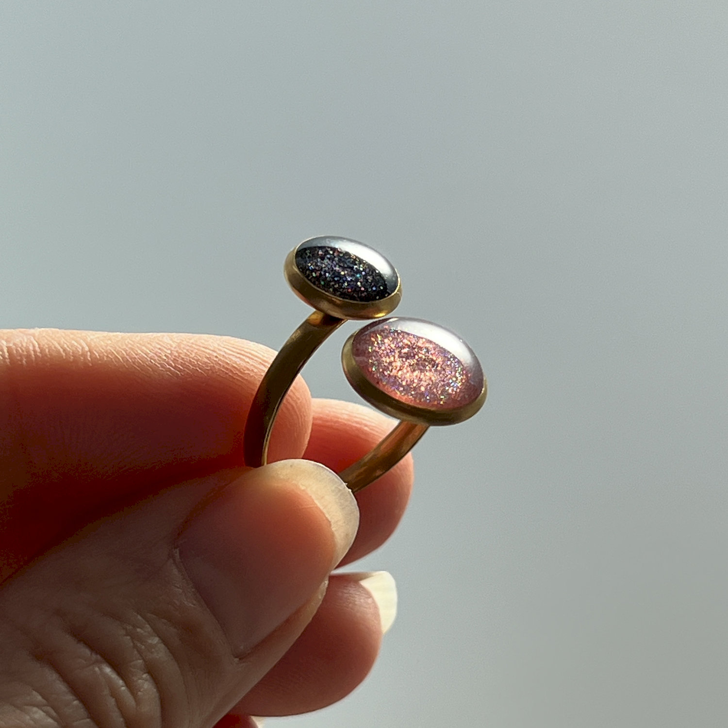 Ring, rund, pink-blau, Edelstahl, mittel, mit Rand