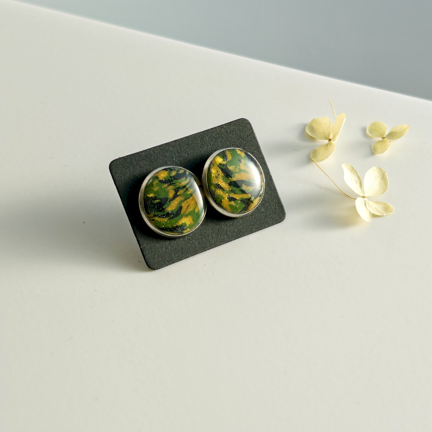 Ohrstecker, rund, grün-gelb, vergoldet, groß, mit Rand