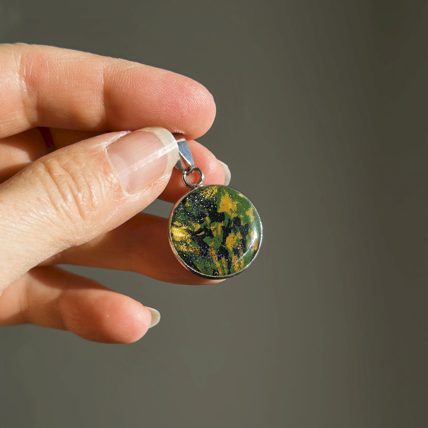 Anhänger, rund, grün-gelb, Edelstahl, mittel, mit Rand