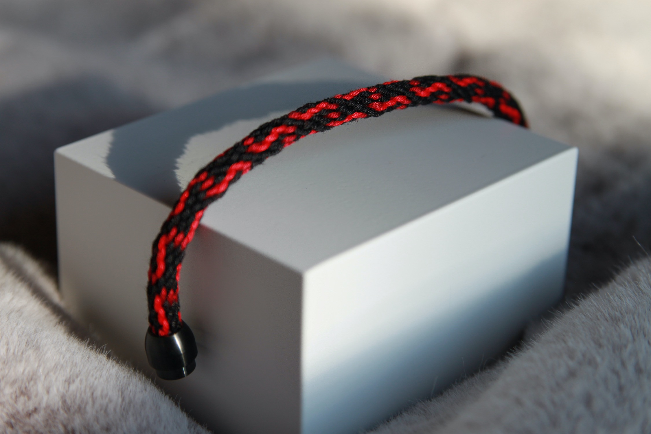 Armband Kumihimo, rot-schwarz